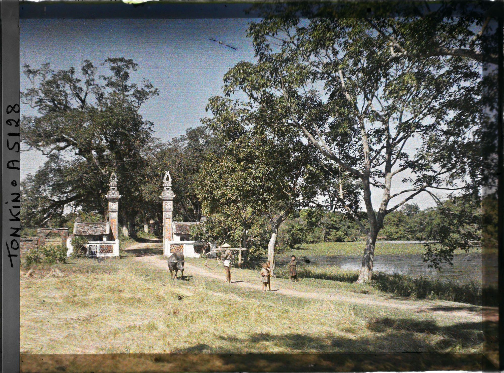 Image représentant Le paysage environnant l'entrée du temple de Linh-lang