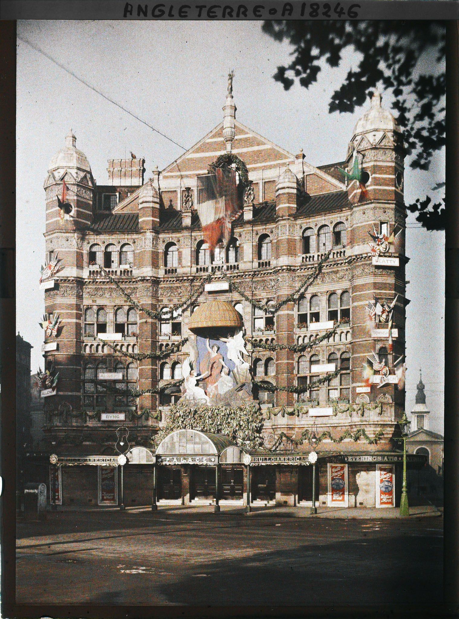 Image représentant Le Palace Theater sur Cambridge circus, entre Shaftesbury avenue et Romily street