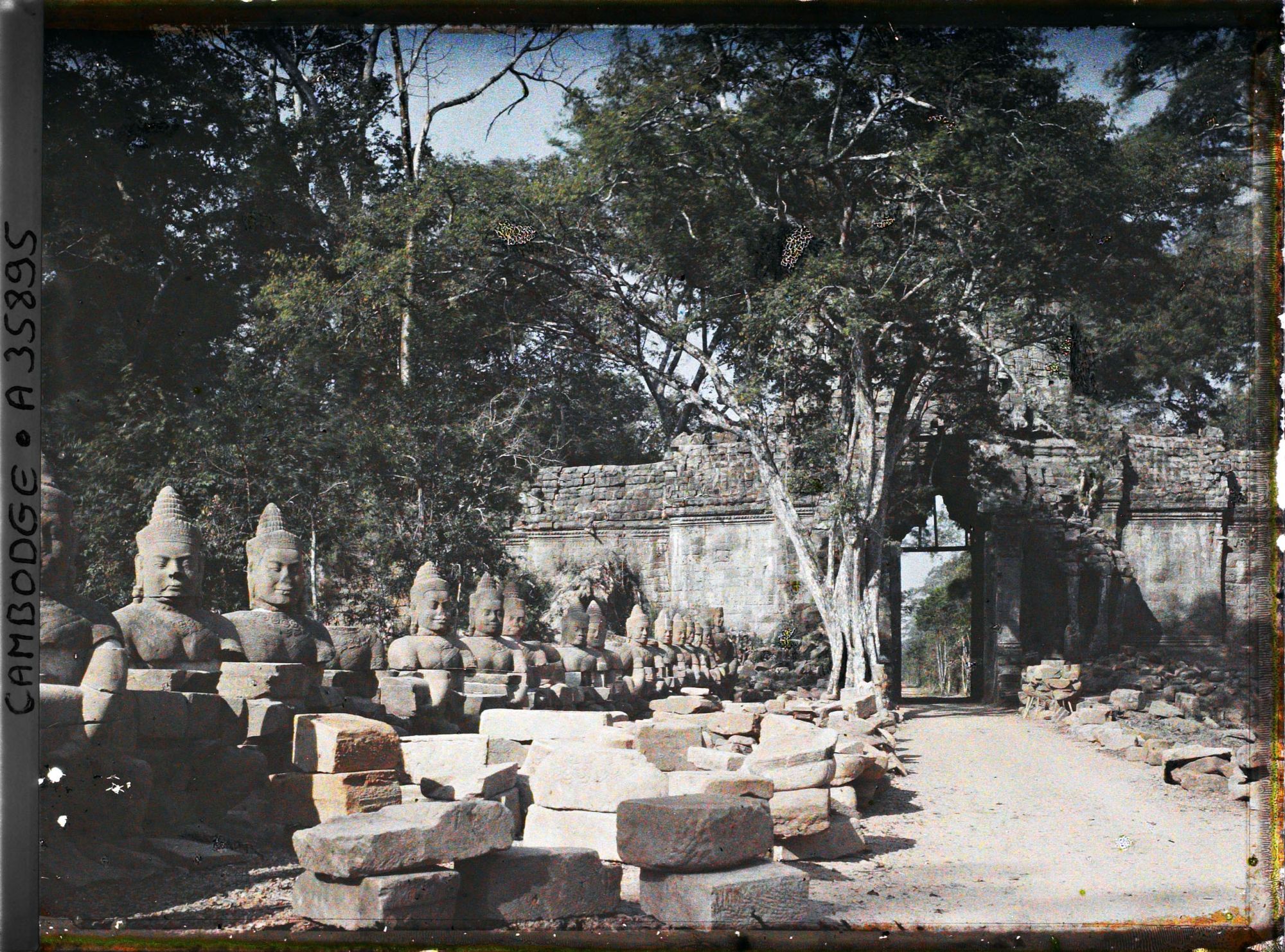 Image représentant La " chaussée des géants " franchissant la douve de la cité près de la " Porte de la Victoire " (porte est menant au Palais royal)