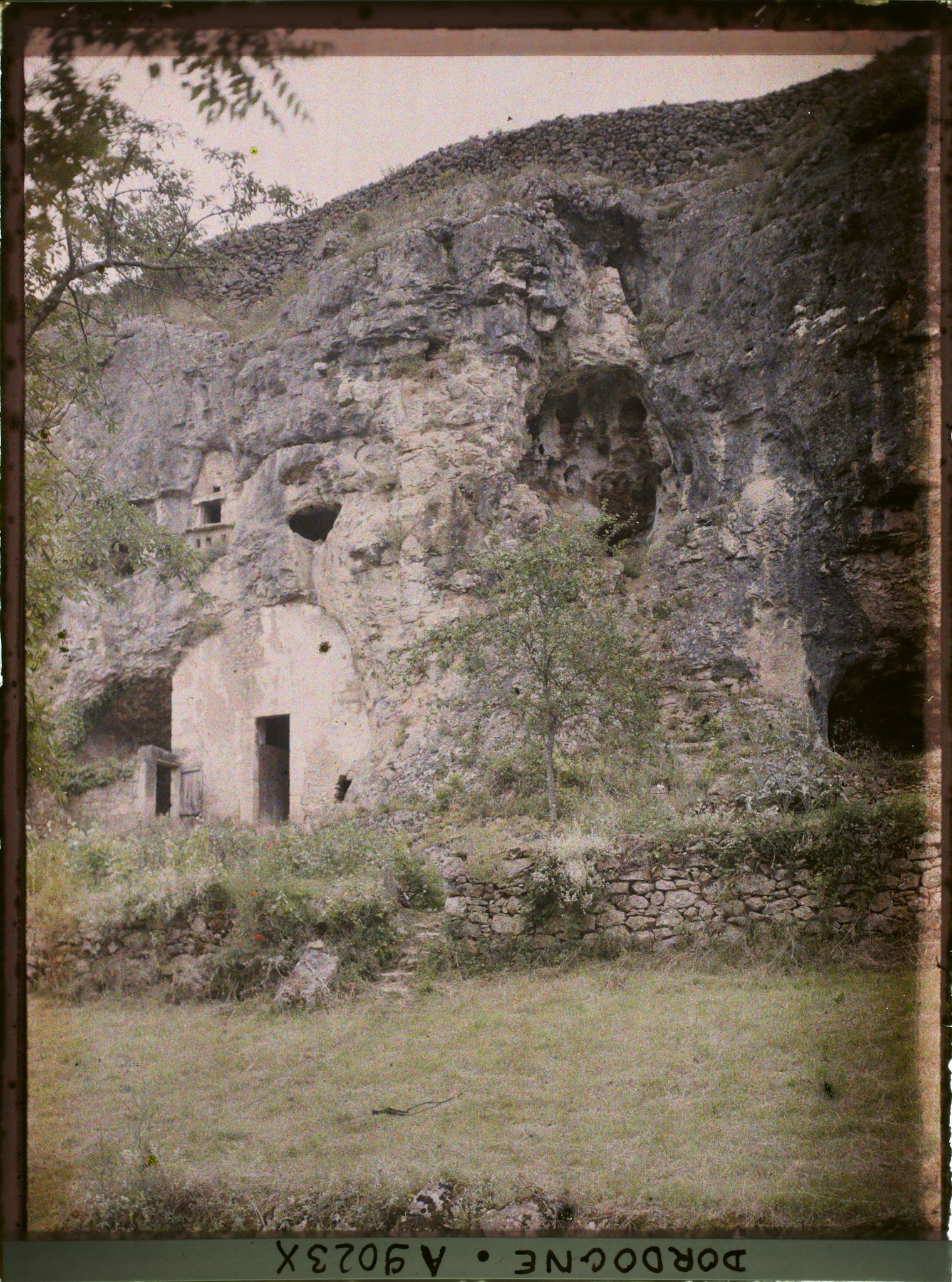Image représentant Périgord, Bourzac, Vallée de la Couze, maison de troglodites et au-dessus le pigeonnier