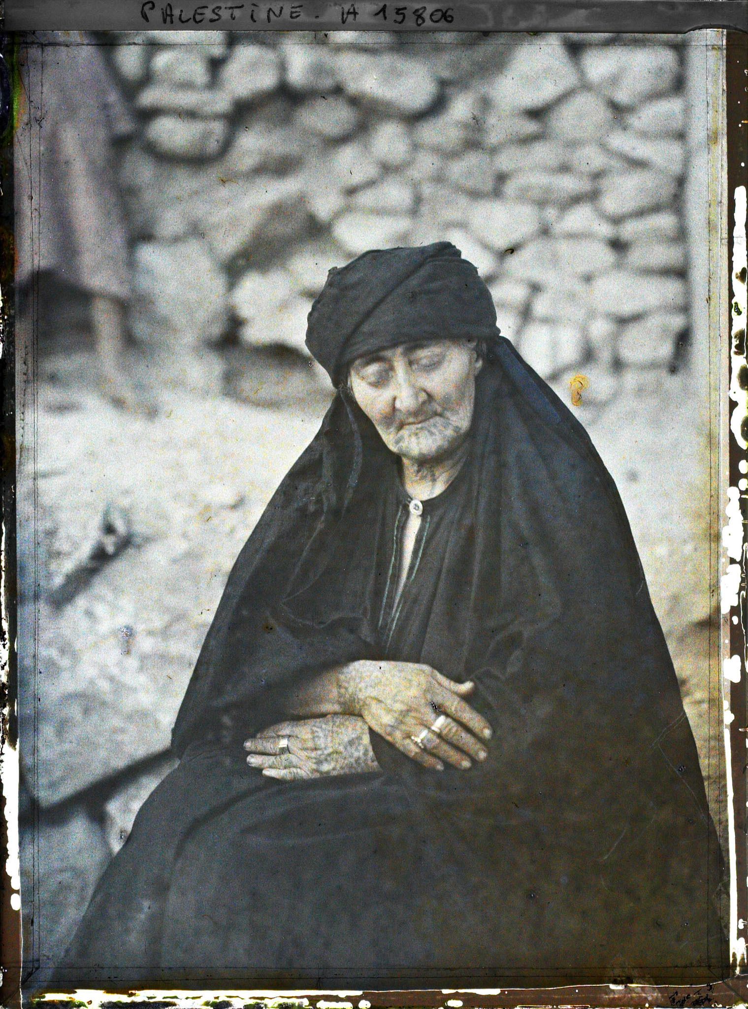 Image représentant Vieille femme d'As-Salt tatouée à l'indigo
