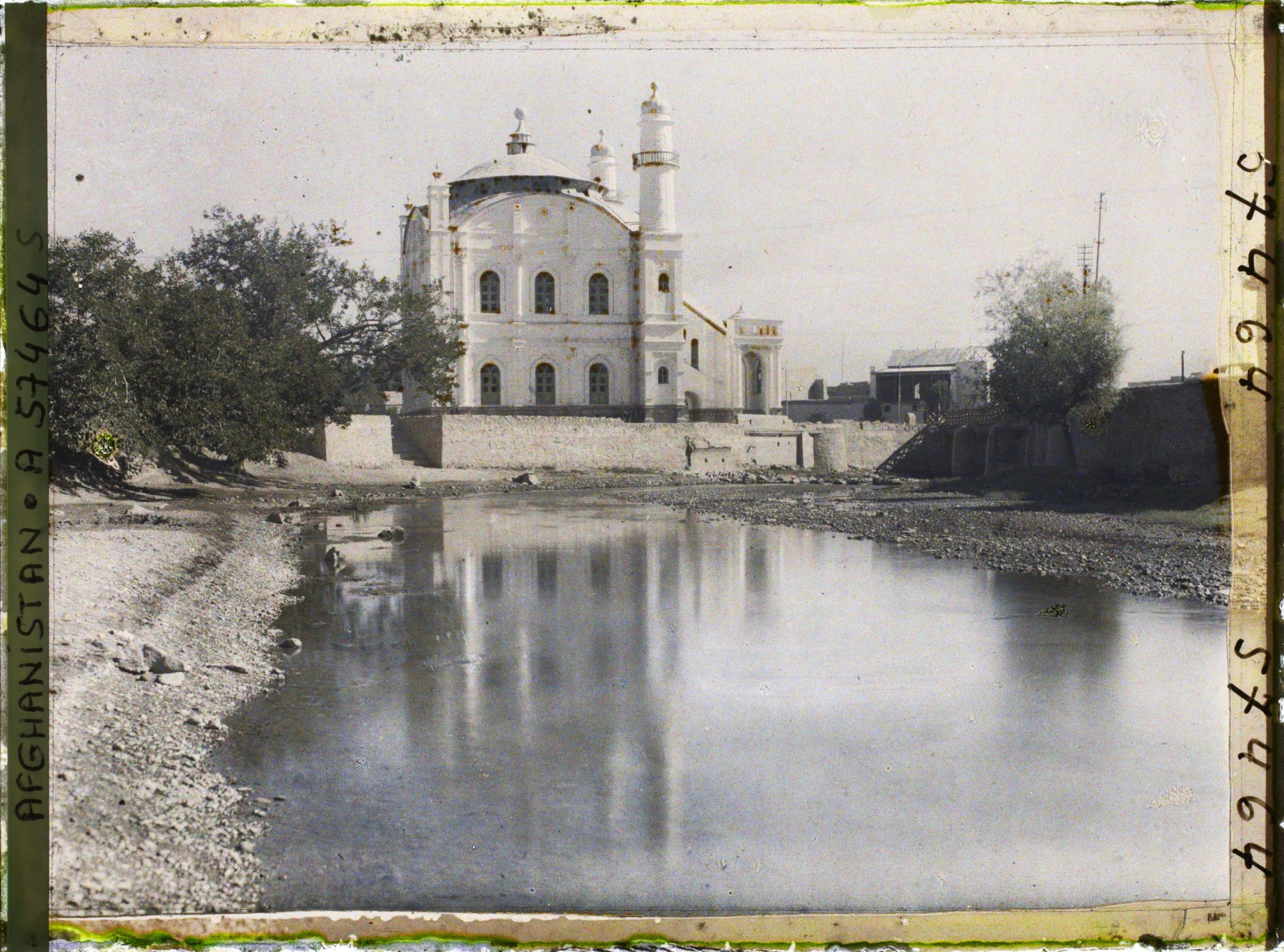 Image représentant La Masdjid-i-Chah-Do-Chamshirah (mosquée du Roi aux deux épées) de profil et la rivière Kaboul