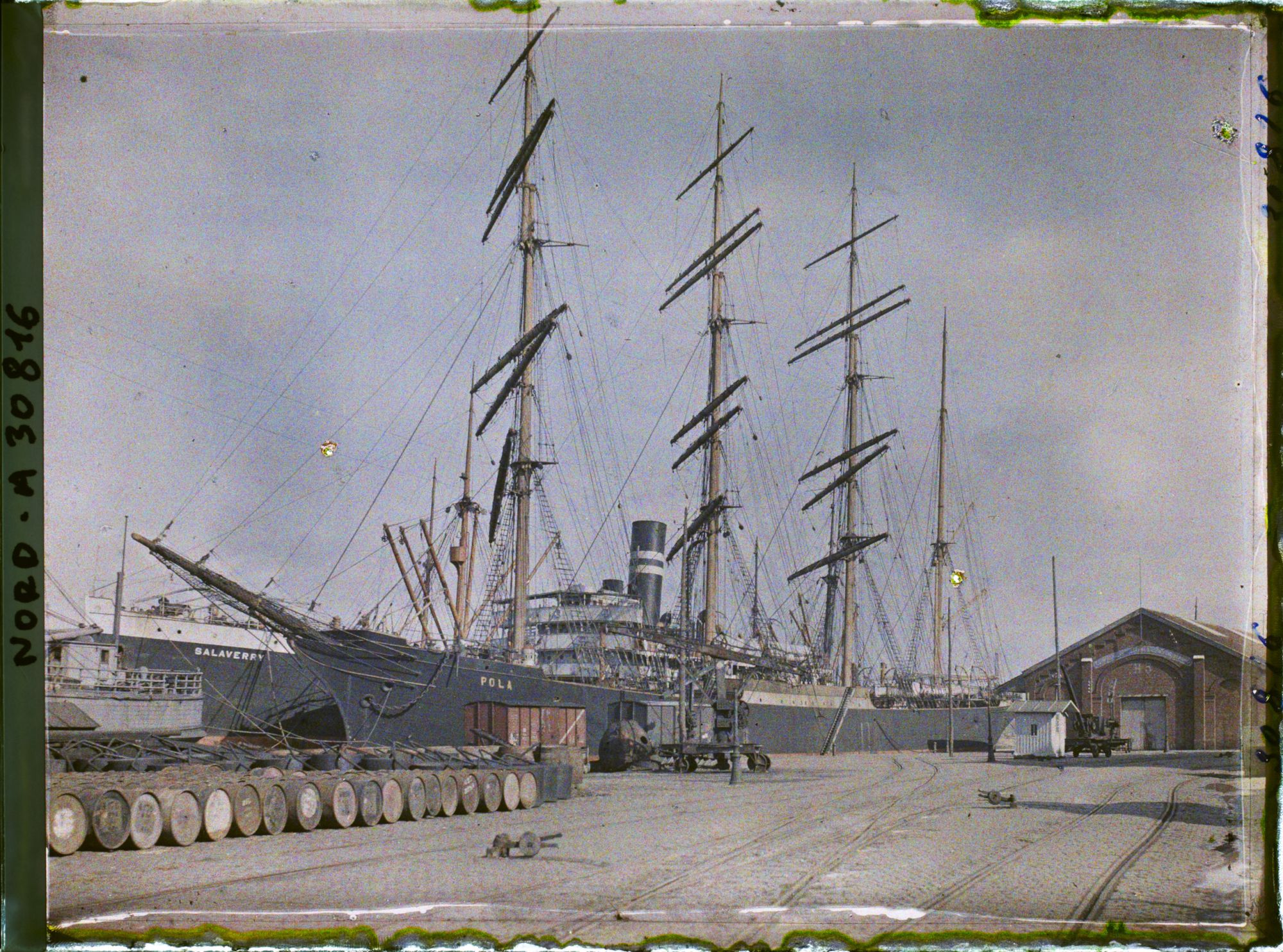 Image représentant Le Pola, quatre-mâts, au quai des Départs