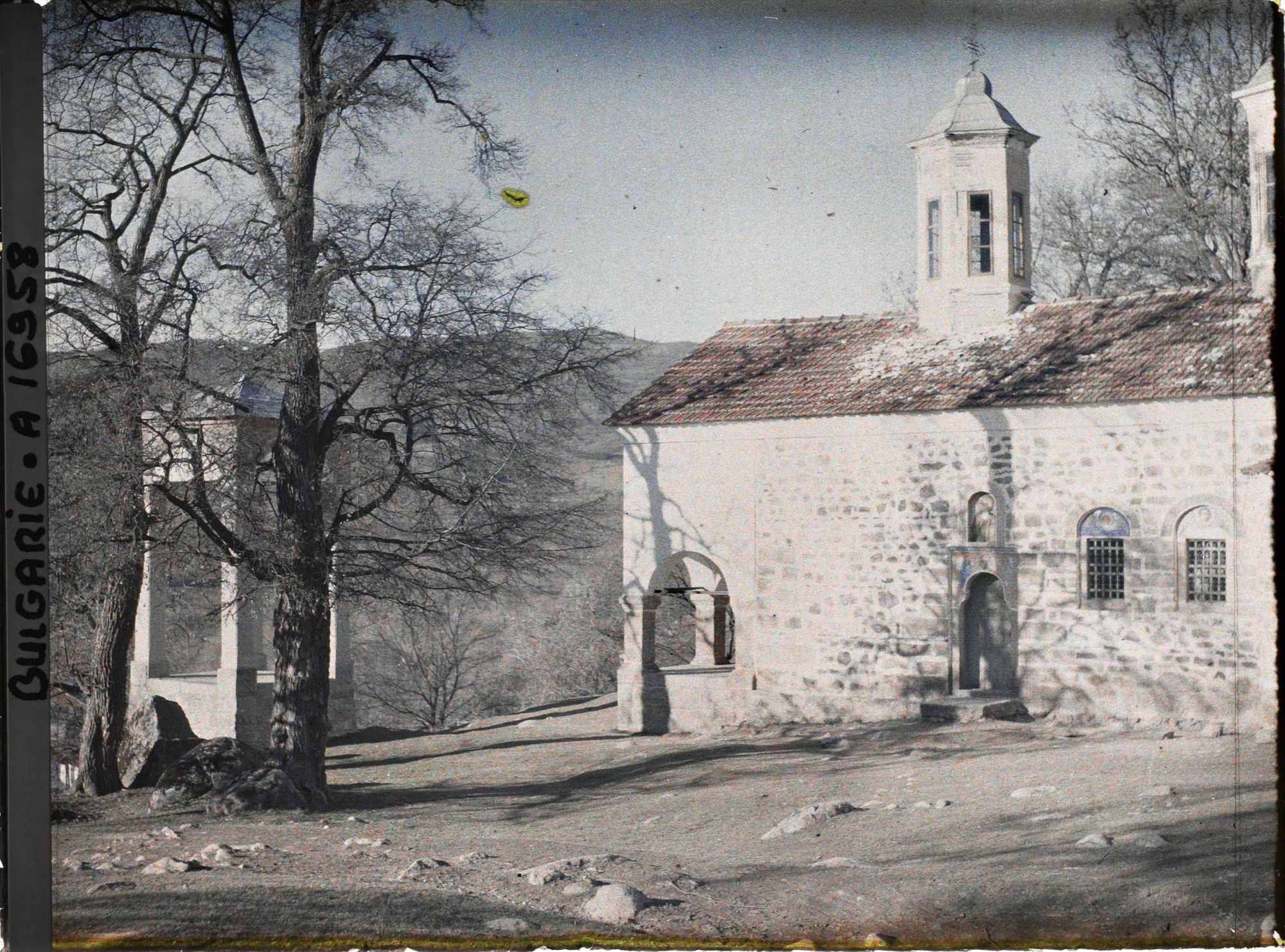 Image représentant Petite église avec clocher séparé