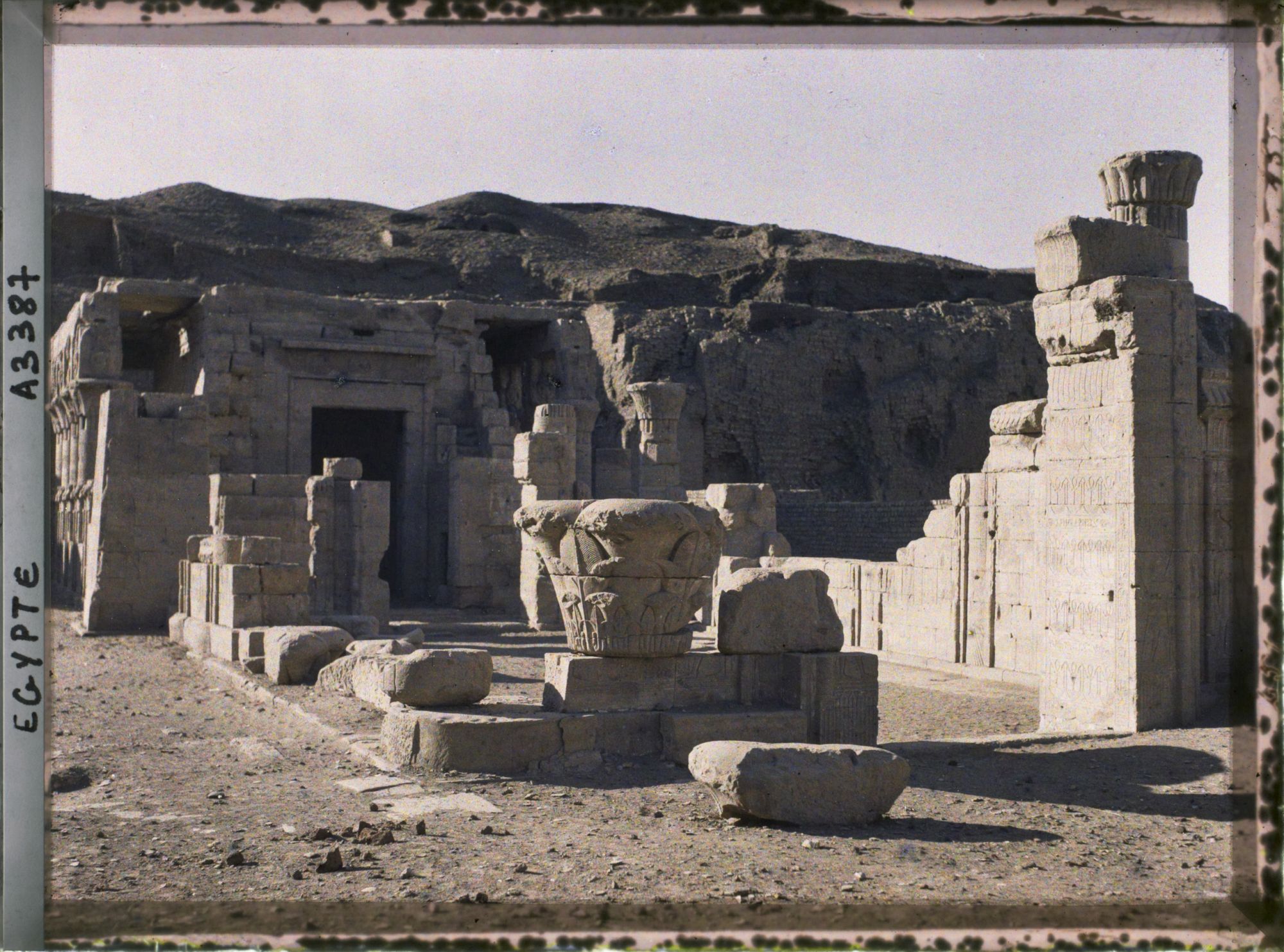 Image représentant null Mammisi dédié à Harsomtous sur le parvis du temple d'Horus