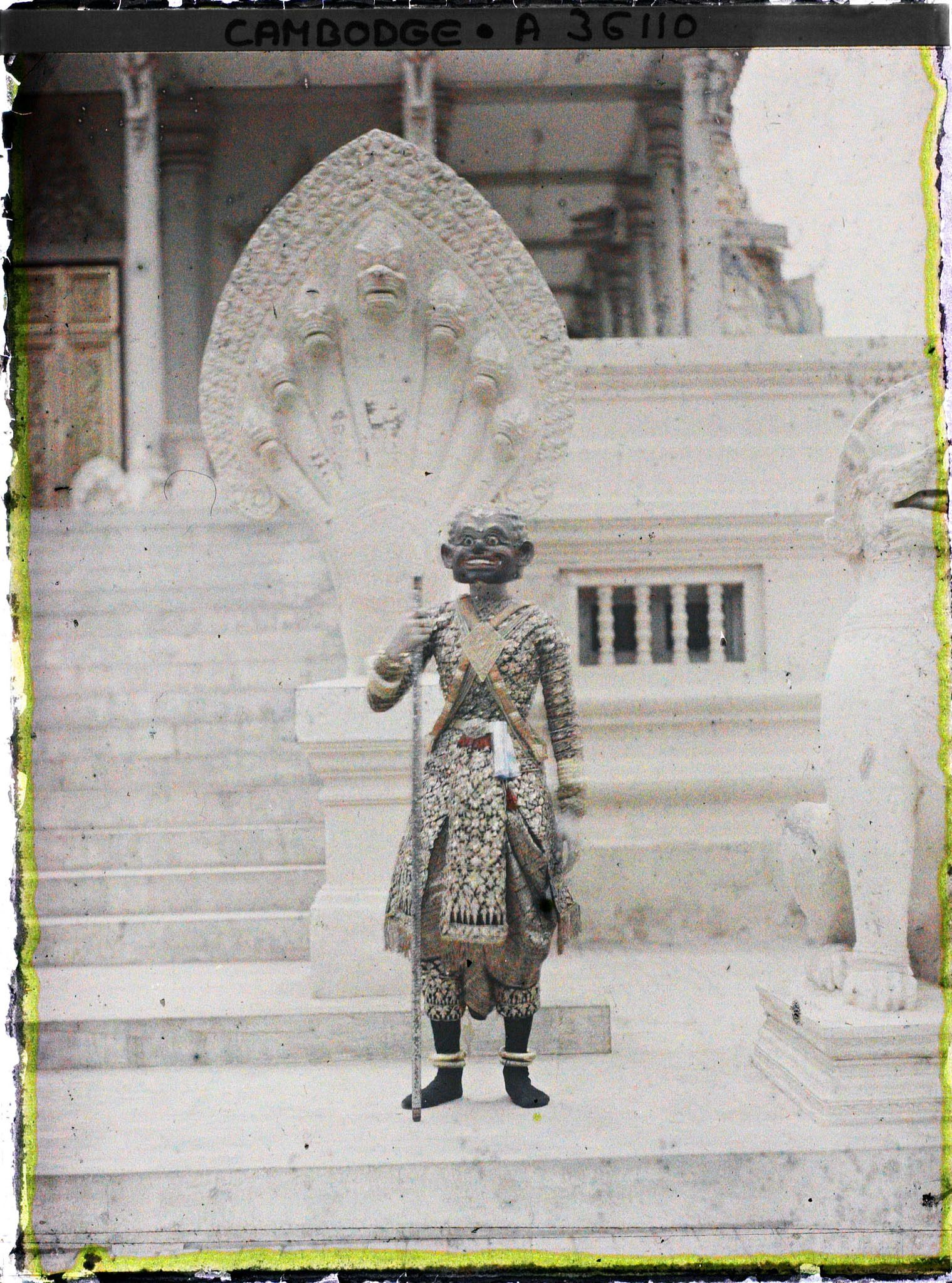 Image représentant Danseuse du ballet royal en costume de personnage comique (Nguos)