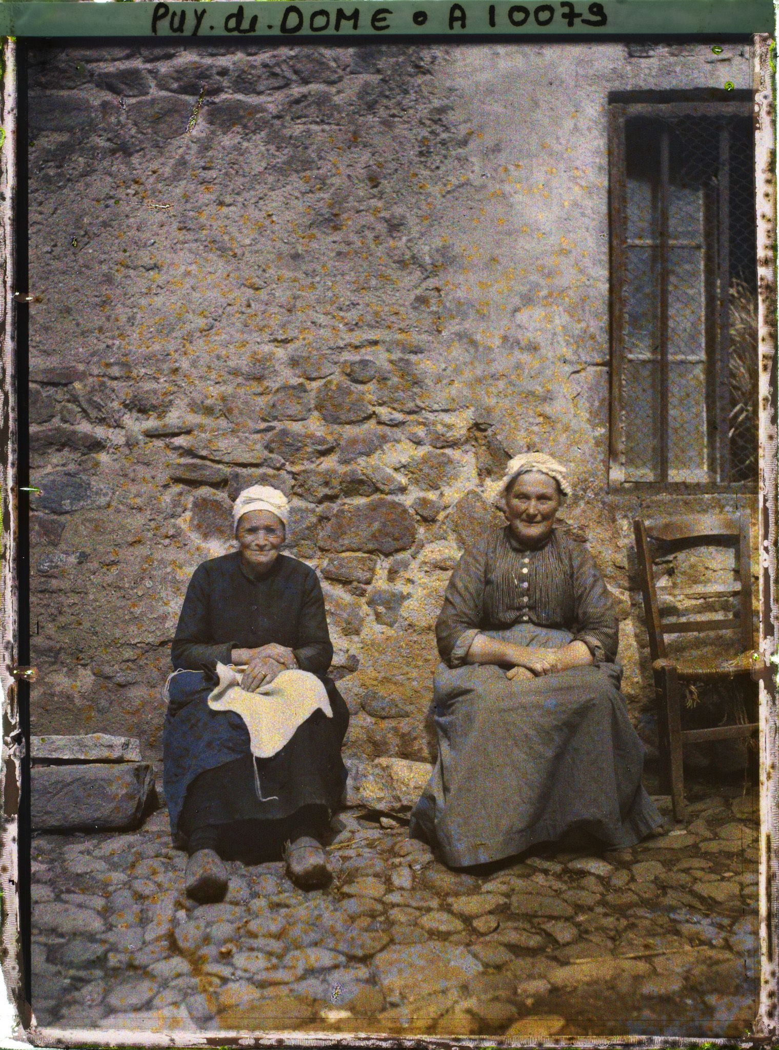 Image représentant Vieilles femmes assises, dont l'une tricotant