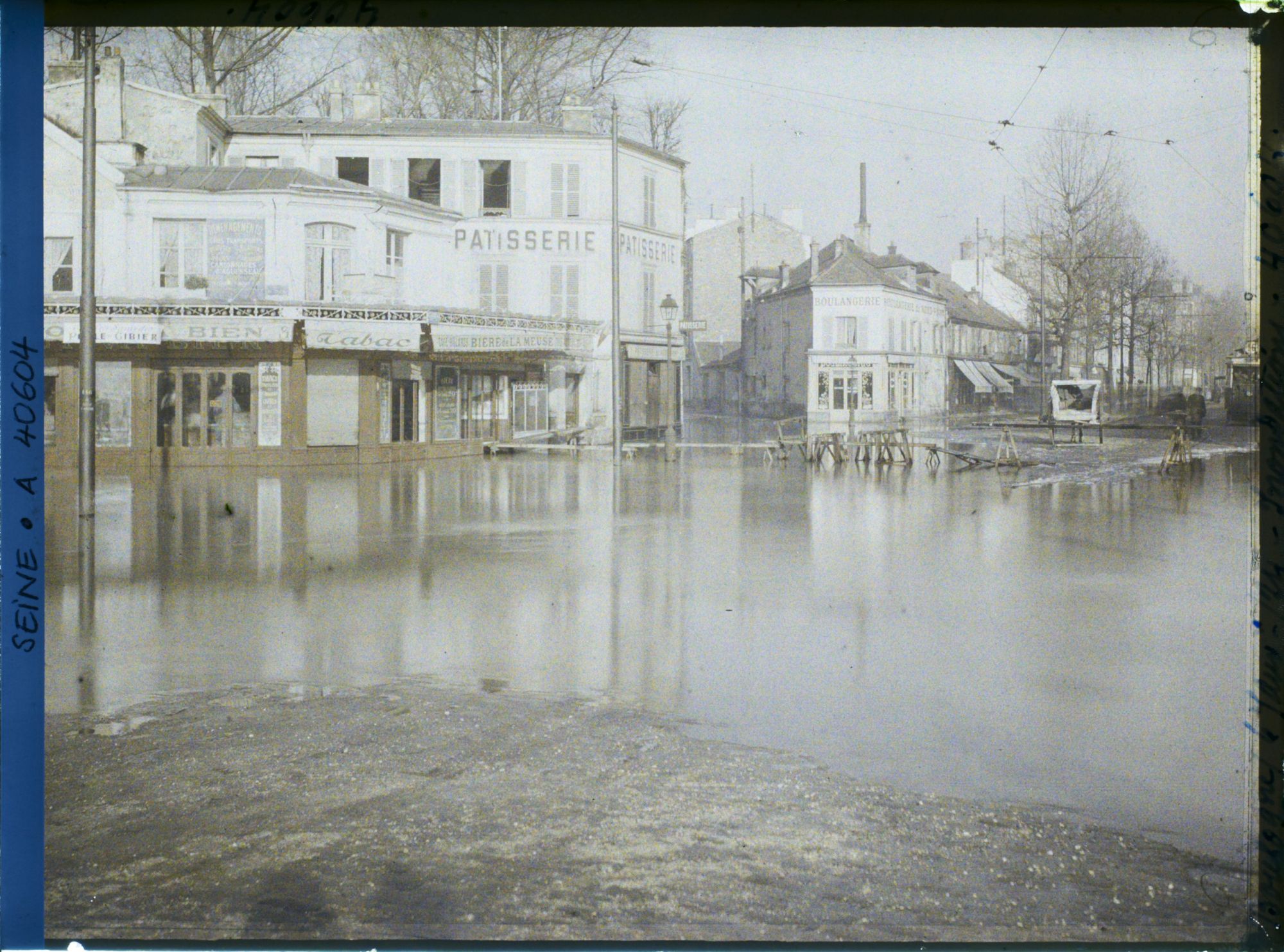 Image représentant Les rues du Port, des Abondances et la Grande rue (aujourd'hui avenue Jean-Baptiste-Clément) inondées, à l'emplacement de l'actuel rond-point Rhin et Danube