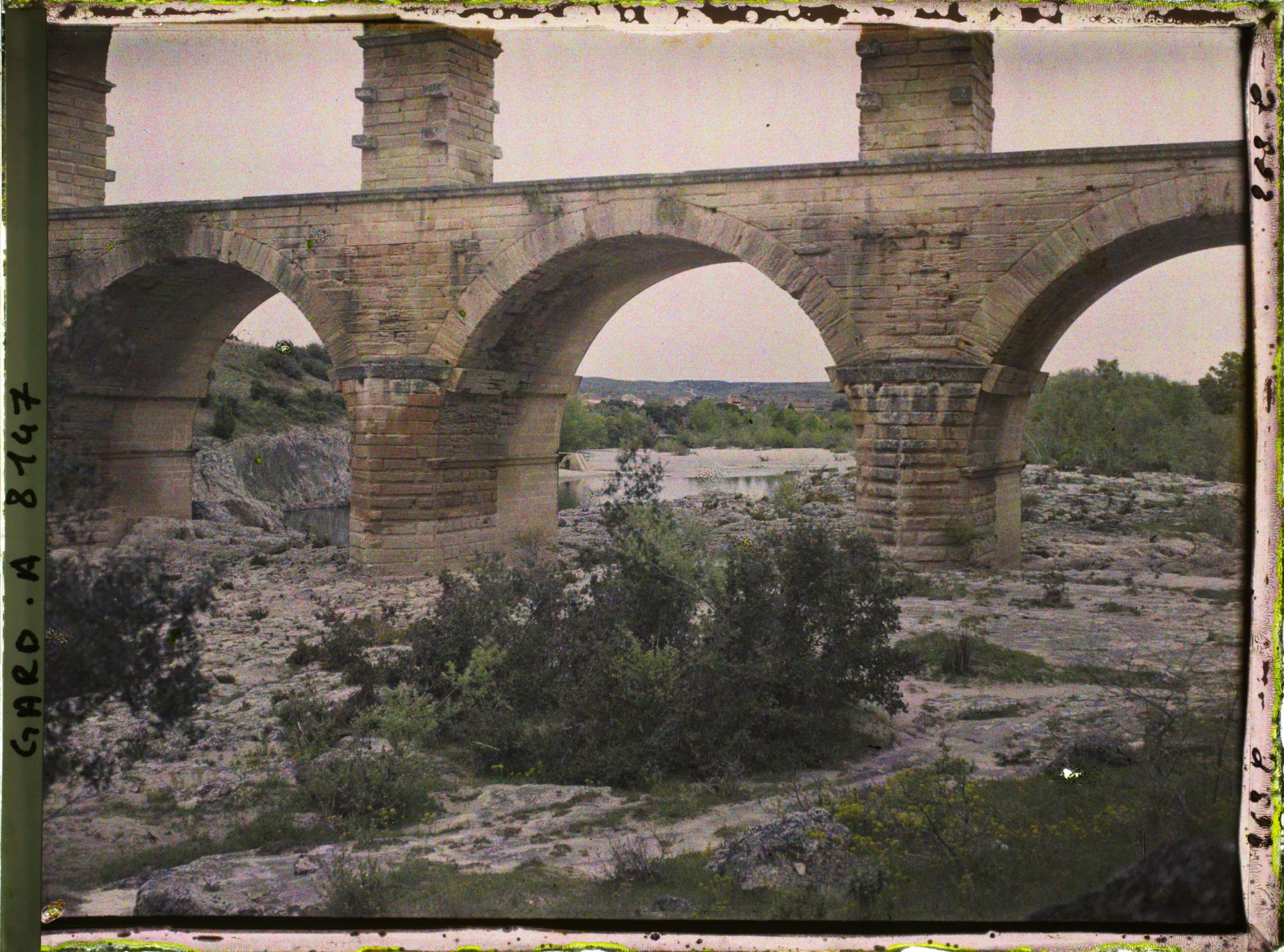 Image représentant Le pont du Gard vu de l'amont