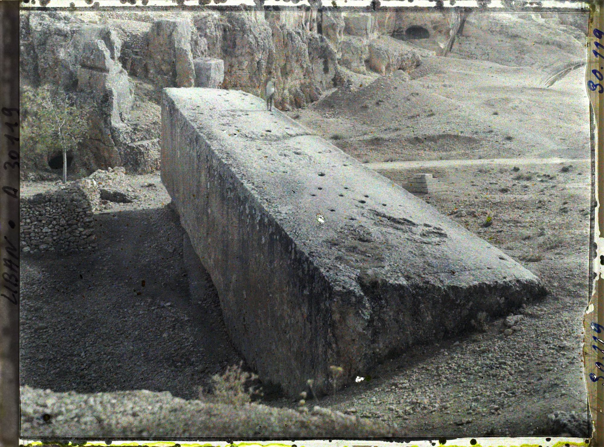 Image représentant Personne debout sur un bloc de pierre à moitié taillé dans une carrière (21,35 x 4,33 x 4m)