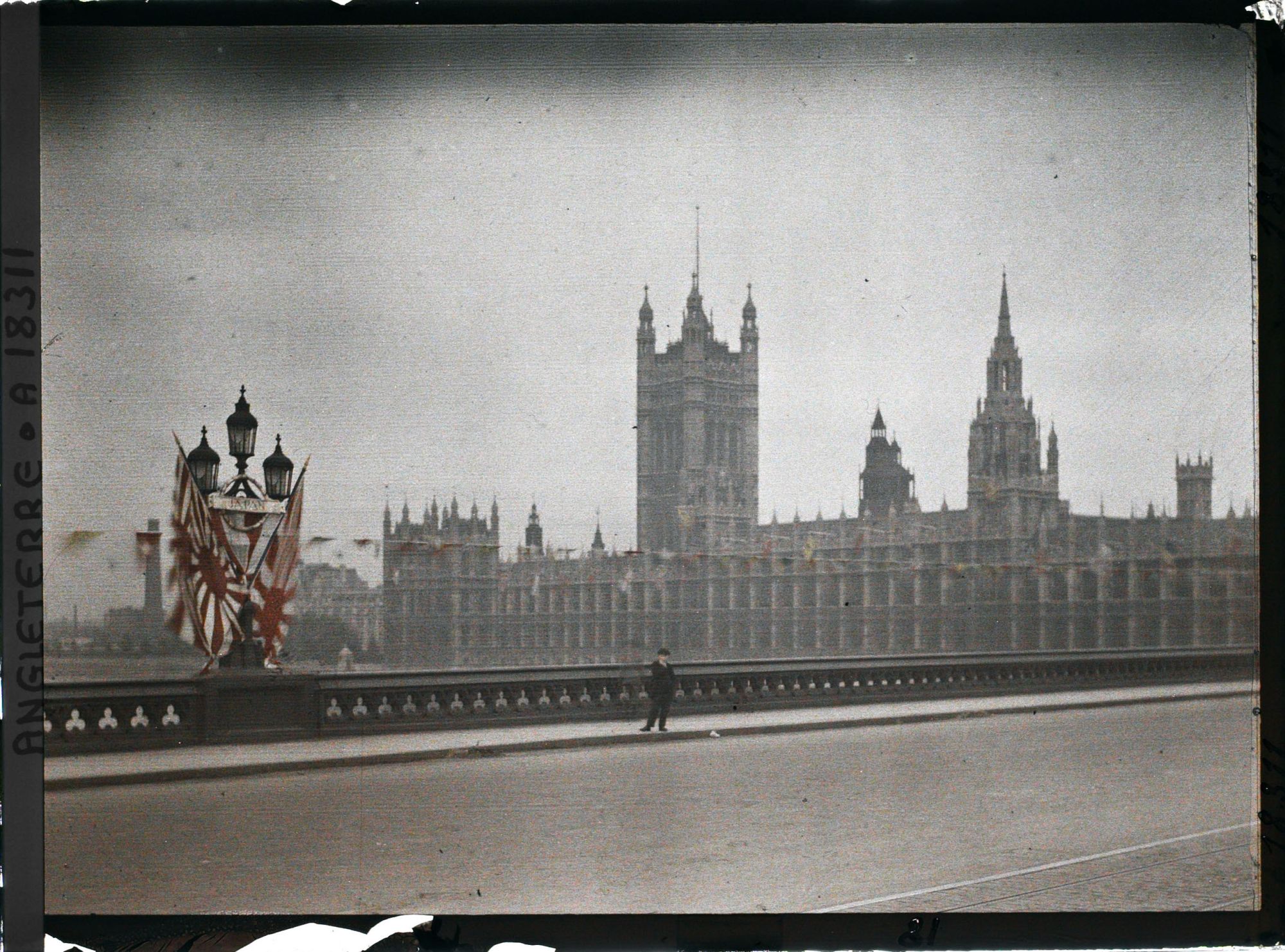Image représentant Le parlement britannique vue depuis le pont de Westminster