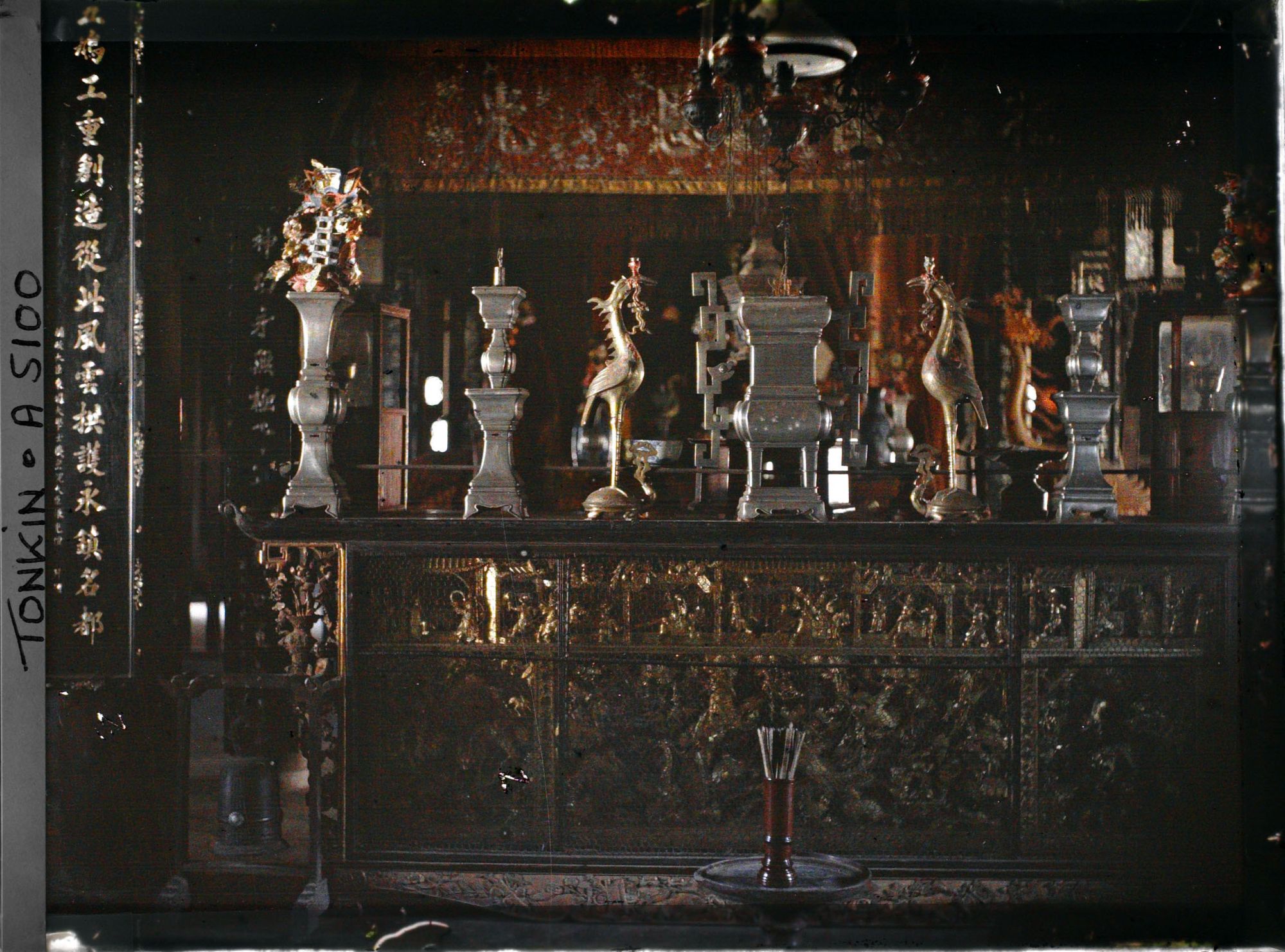 Image représentant Un autel au temple Chan-vu (ou Tran-vu) dans le quartier de la Citadelle (le Grand Lac)