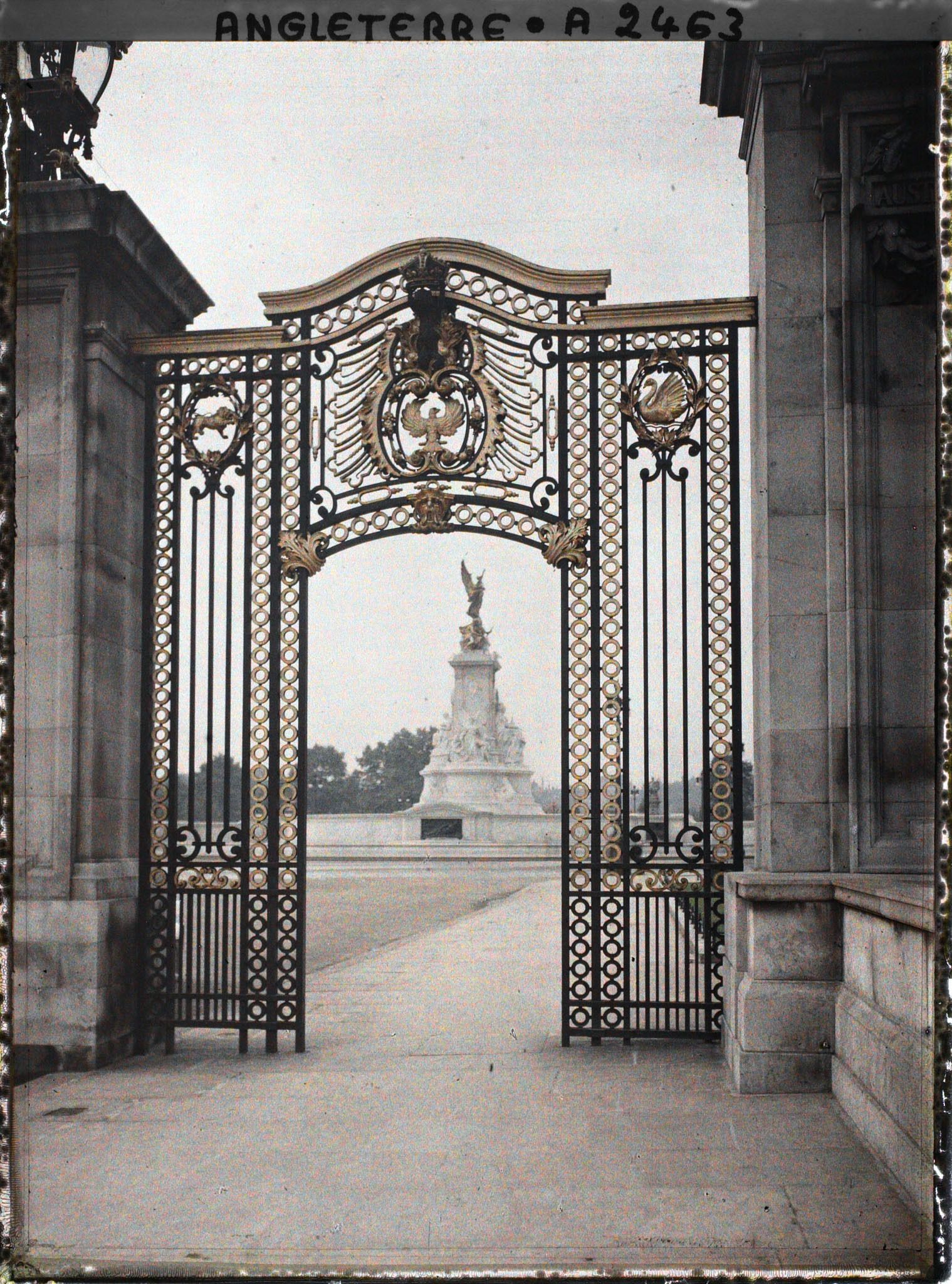 Image représentant Une grille de Buckingham Palace