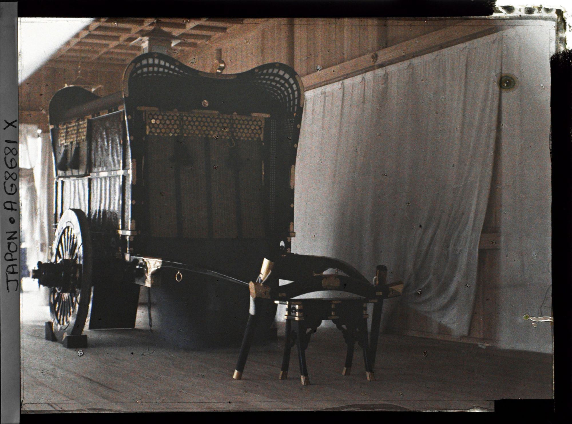 Image représentant Funérailles de l'Empereur Taisho-Tenno (Yoshihito), Shinjuku Gyoen (Parc Impérial de Shinjuku) : exposition du char funèbre