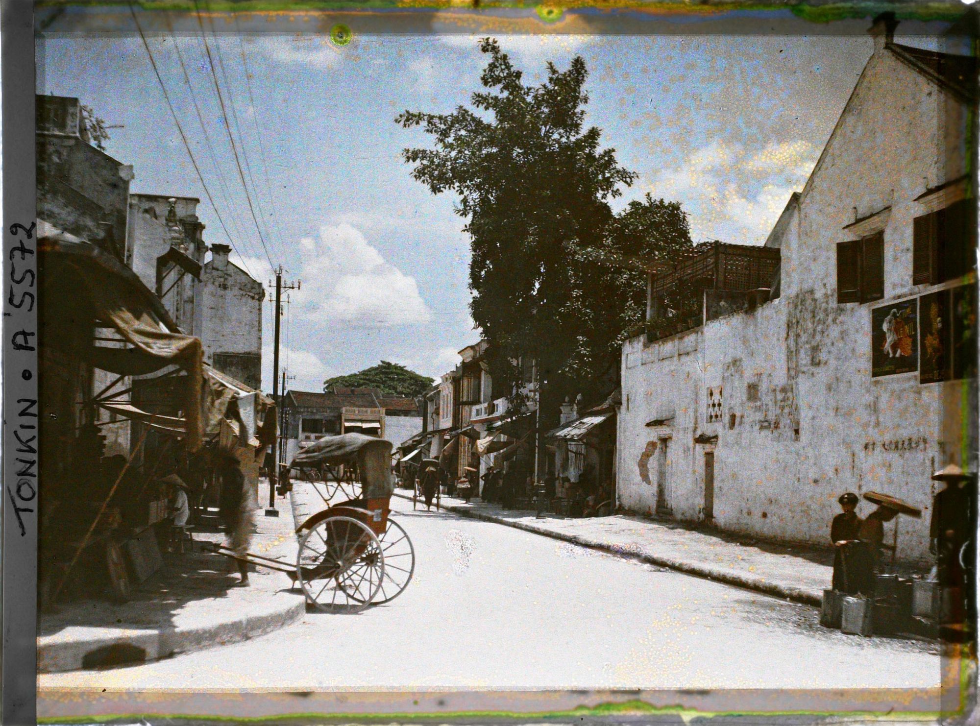 Image représentant Des boutiques et un pousse-pousse à l'arrêt dans la " rue des Eventails "
