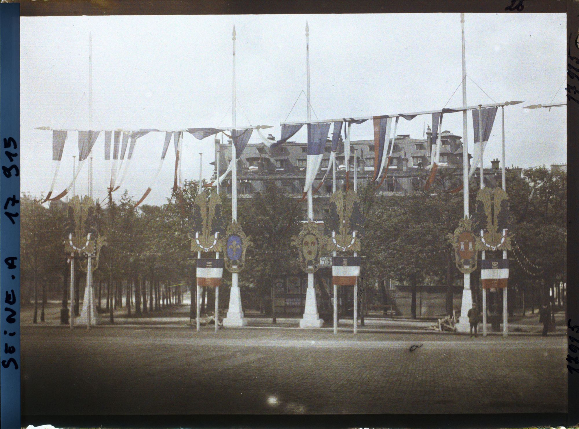 Image représentant Décorations place de l'Etoile après les fêtes des 13 et 14 juillet 1919