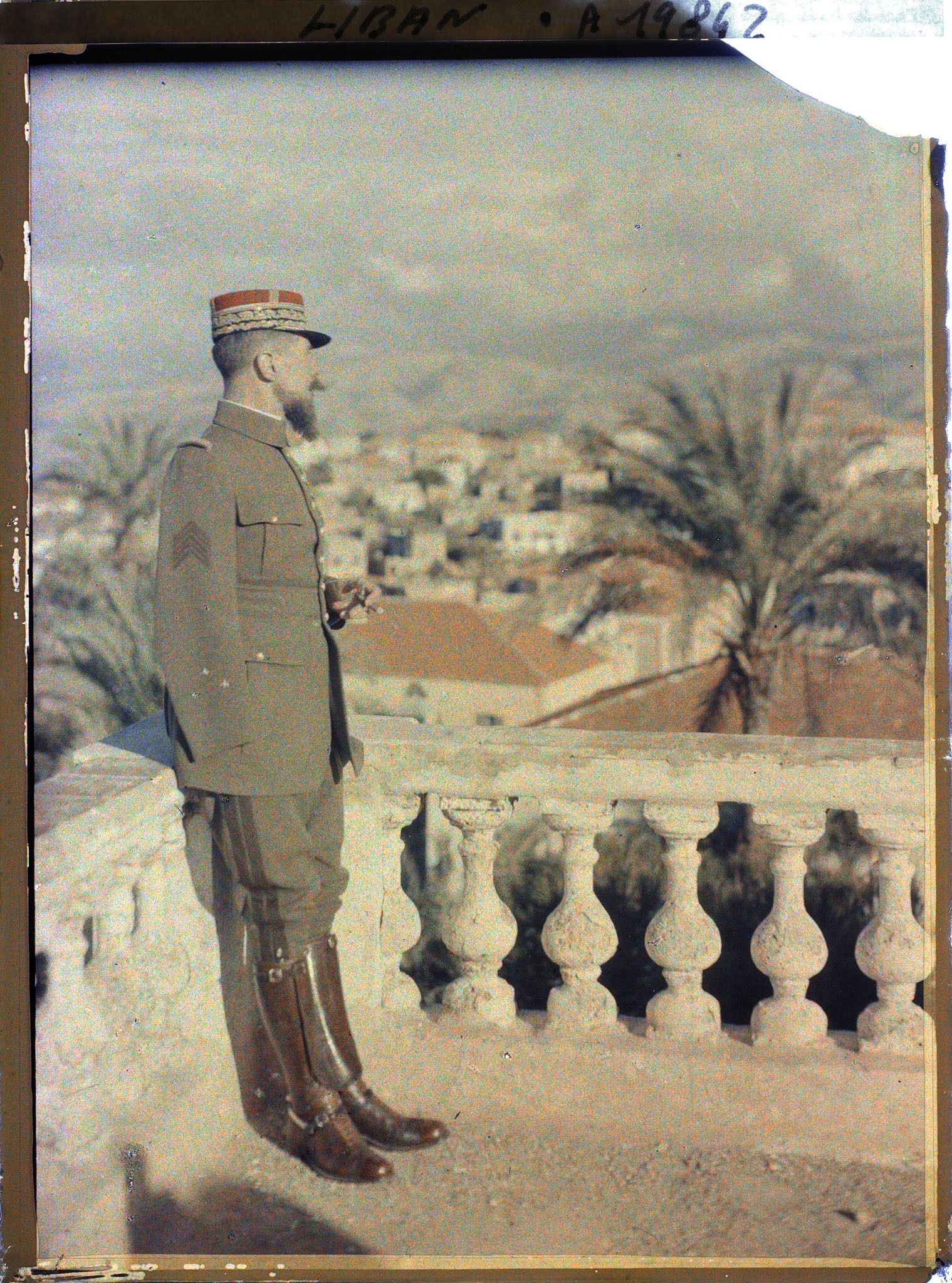 Image représentant Le général Gouraud, haut-commissaire de la République française en Syrie, sur la terrasse de sa résidence