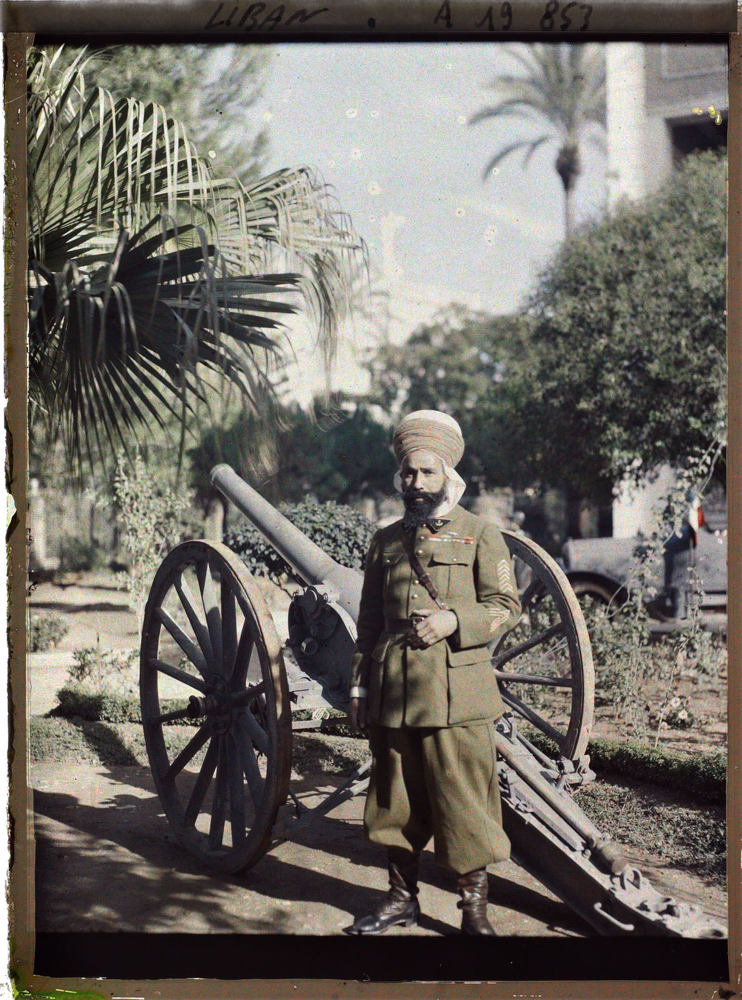 Image représentant Le Capitaine des Spahis, Ataff, devant un canon dans le parc de la résidence du général Gouraud