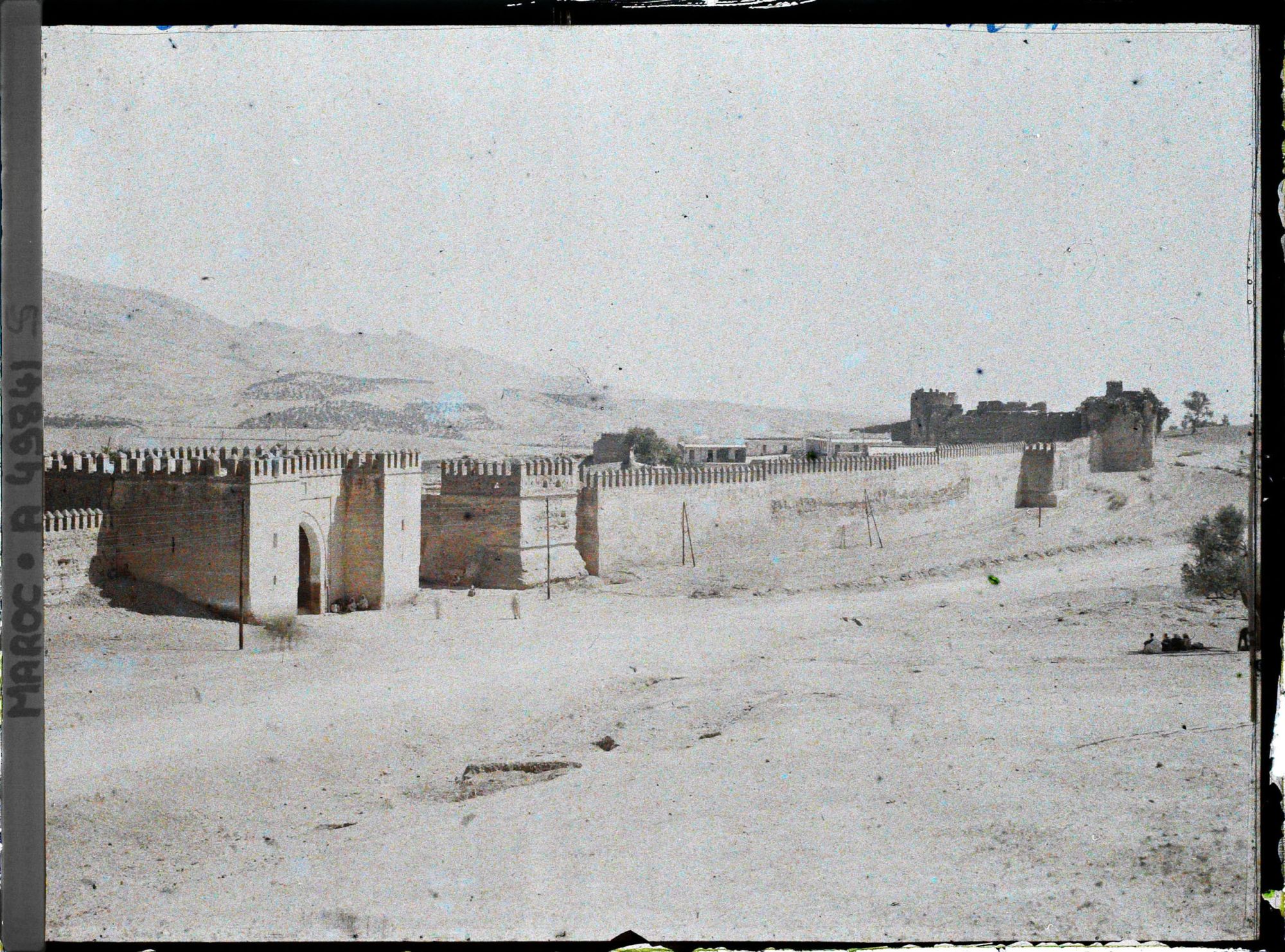 Image représentant Bâb Ftouh et les remparts jusqu'au Tamdert : vue prise de l'extérieur de la ville