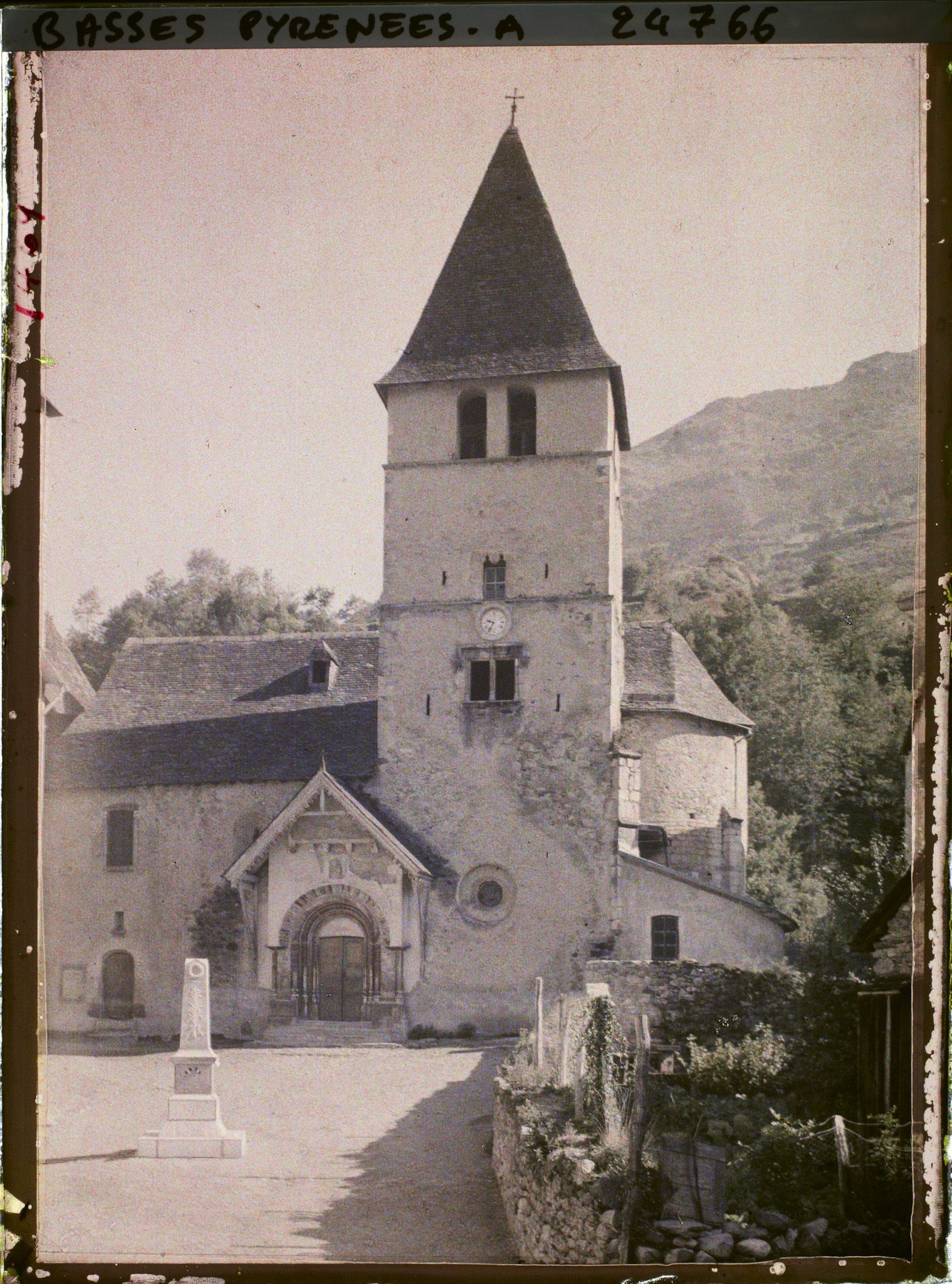 Image représentant France, Béost, Béost (Vallée d'Ossau) Vue de la place de l'Eglise