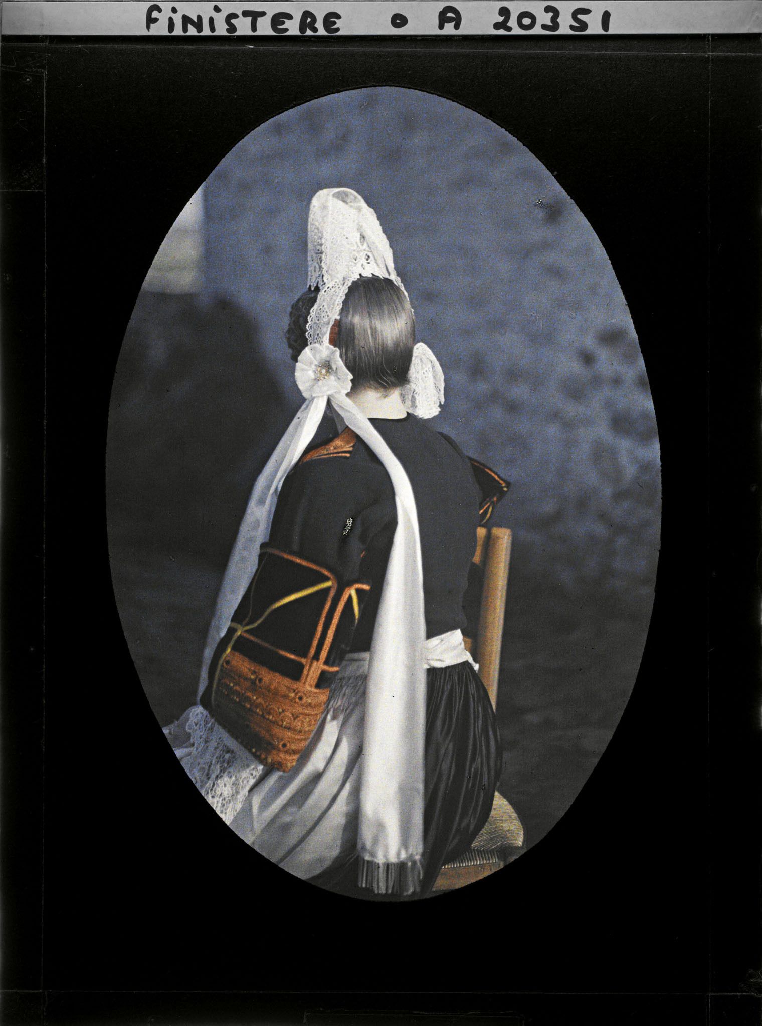 Image représentant Madame Lisette Tual en costume de mariée vue de dos