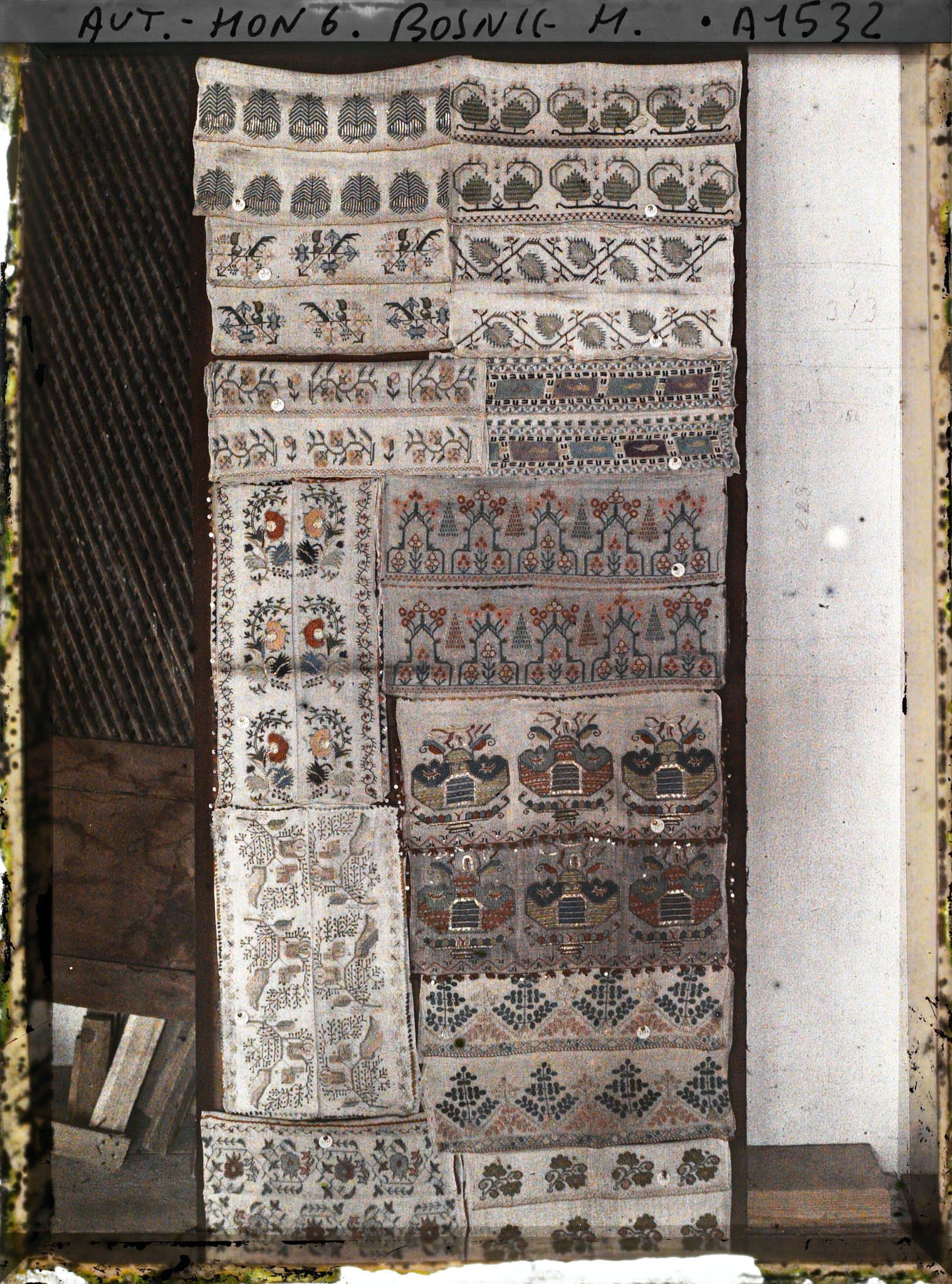 Image représentant Une plaque de broderies bosniaques (bandes en haut)