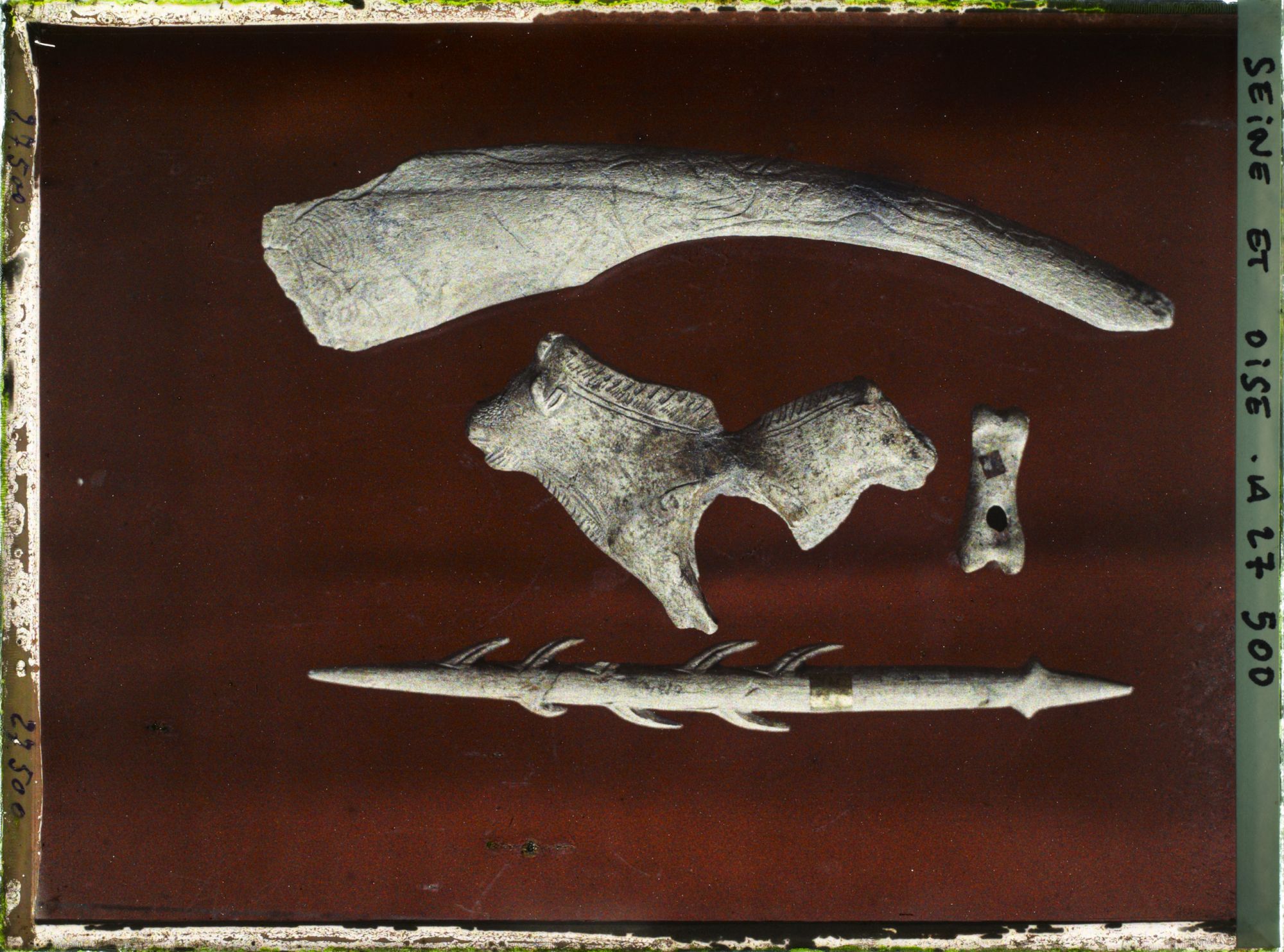 Image représentant France, St Germain-en-Laye, Musée : Laugerire Basse-Chasseur d'Auroch-53819-Sifflet 8155. Baton de Commt à tête de Bison 53765 harpon 8154.