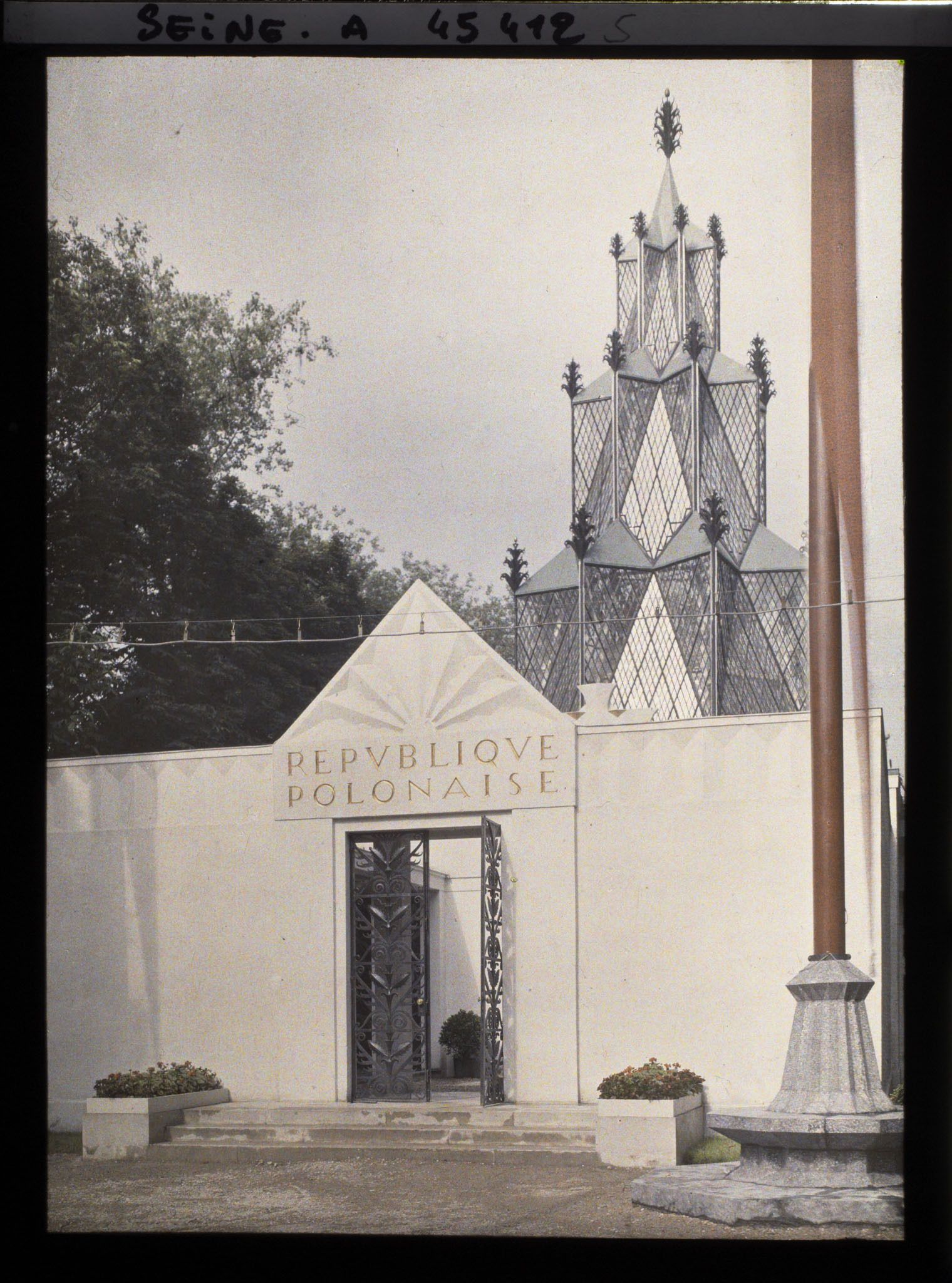 Image représentant L'Exposition des arts décoratifs, Pavillon de la Pologne, sur le Cours-la-Reine, façade postérieure