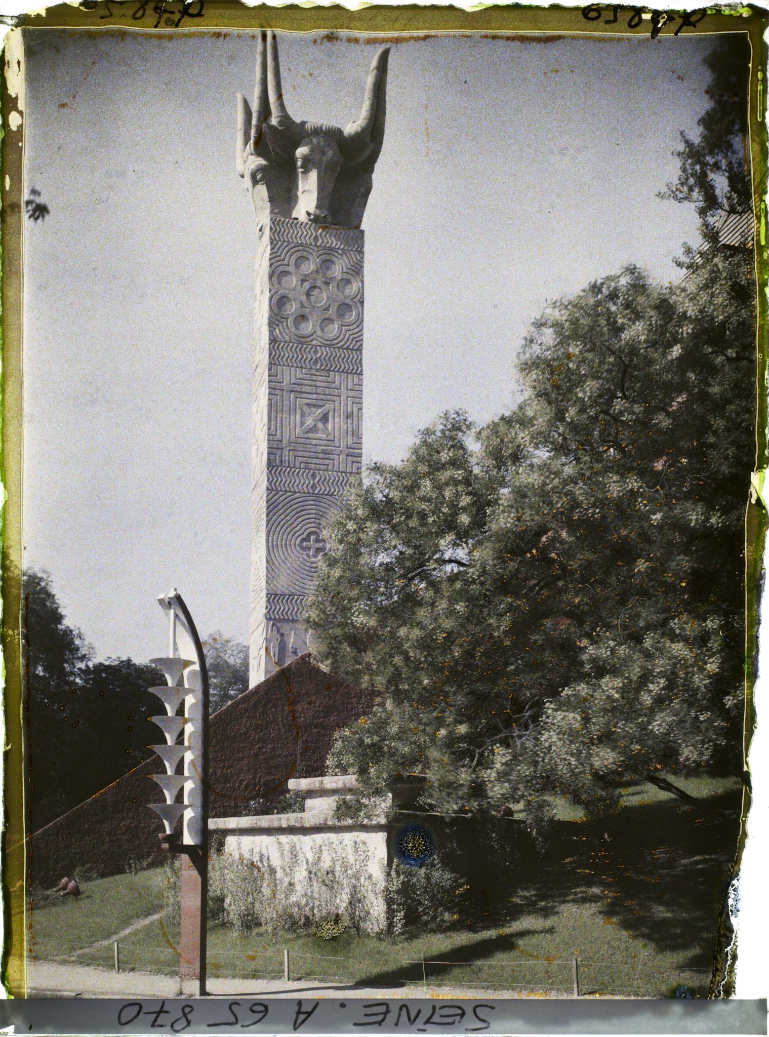 Image représentant L'Exposition Coloniale Internationale de 1931, la tour des bucranes, pavillon de Madagascar
