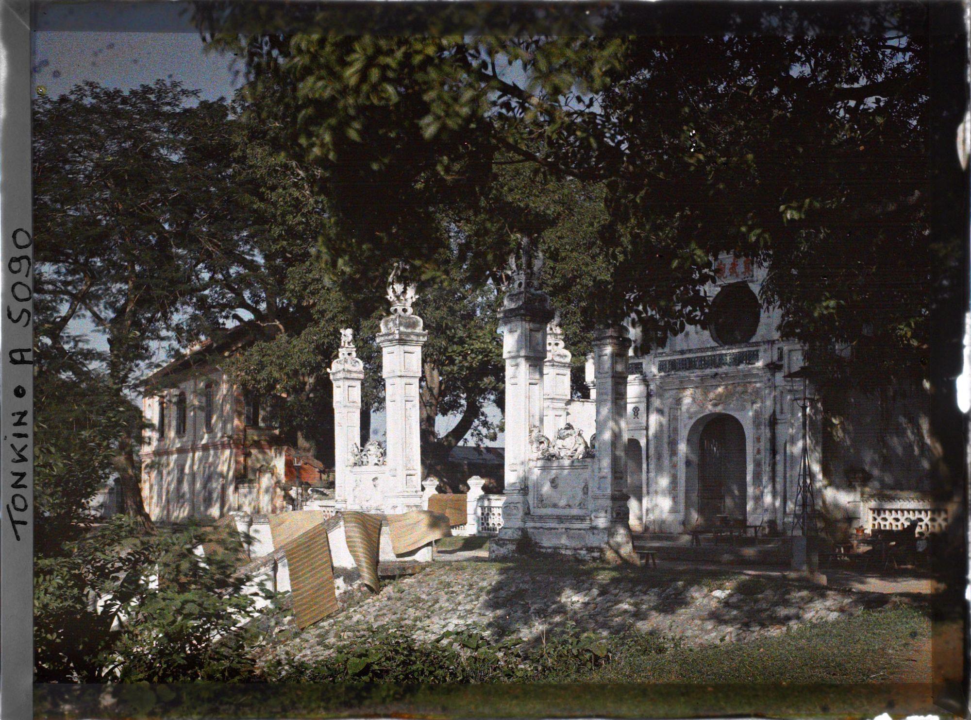 Image représentant L'entrée du temple de Chan-vu (ou Tran-vu), vue de l'extérieur, dans le quartier de la Citadelle (le Grand Lac)