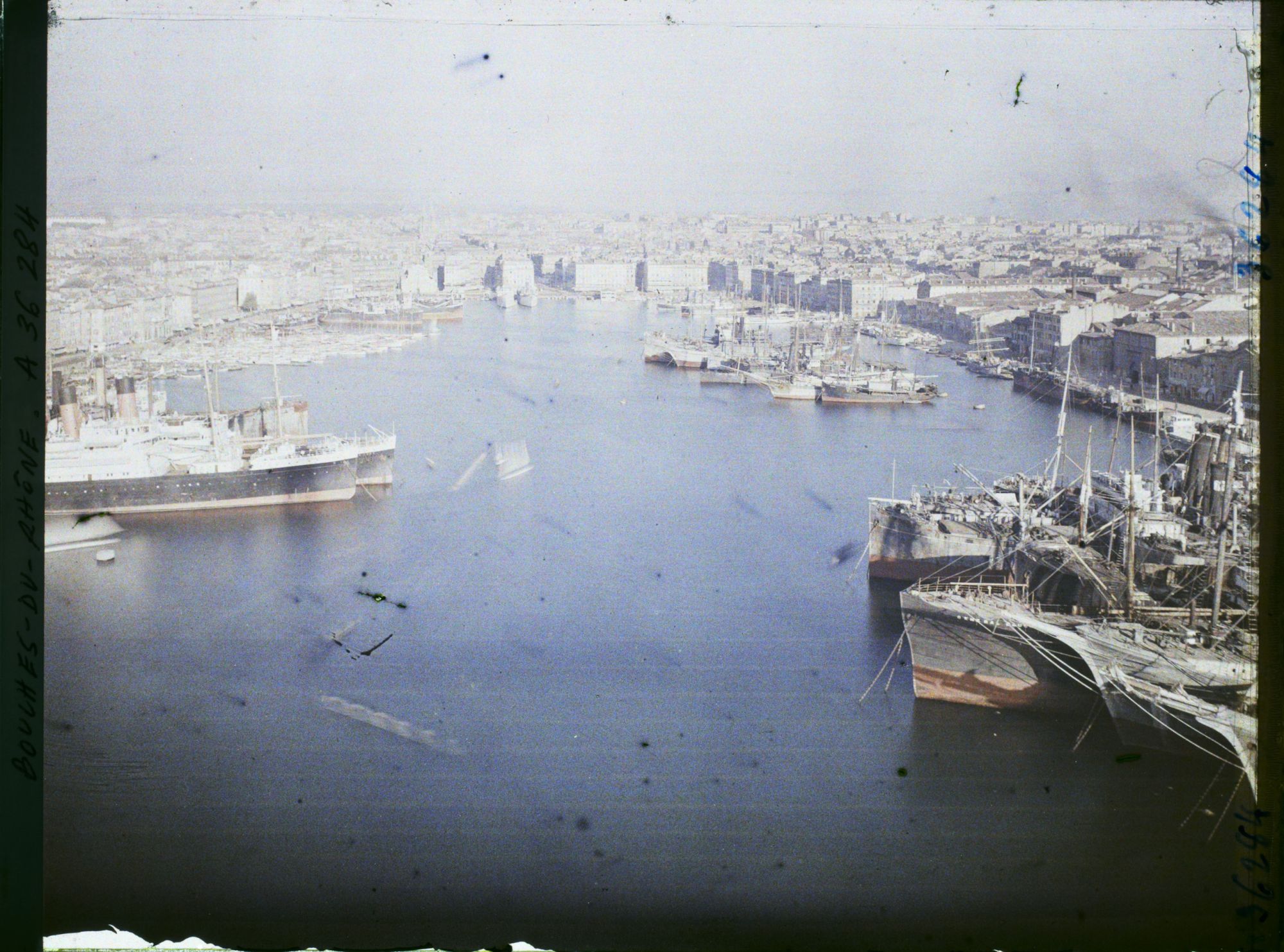 Image représentant Vue panoramique du Vieux Port prise du pont transbordeur