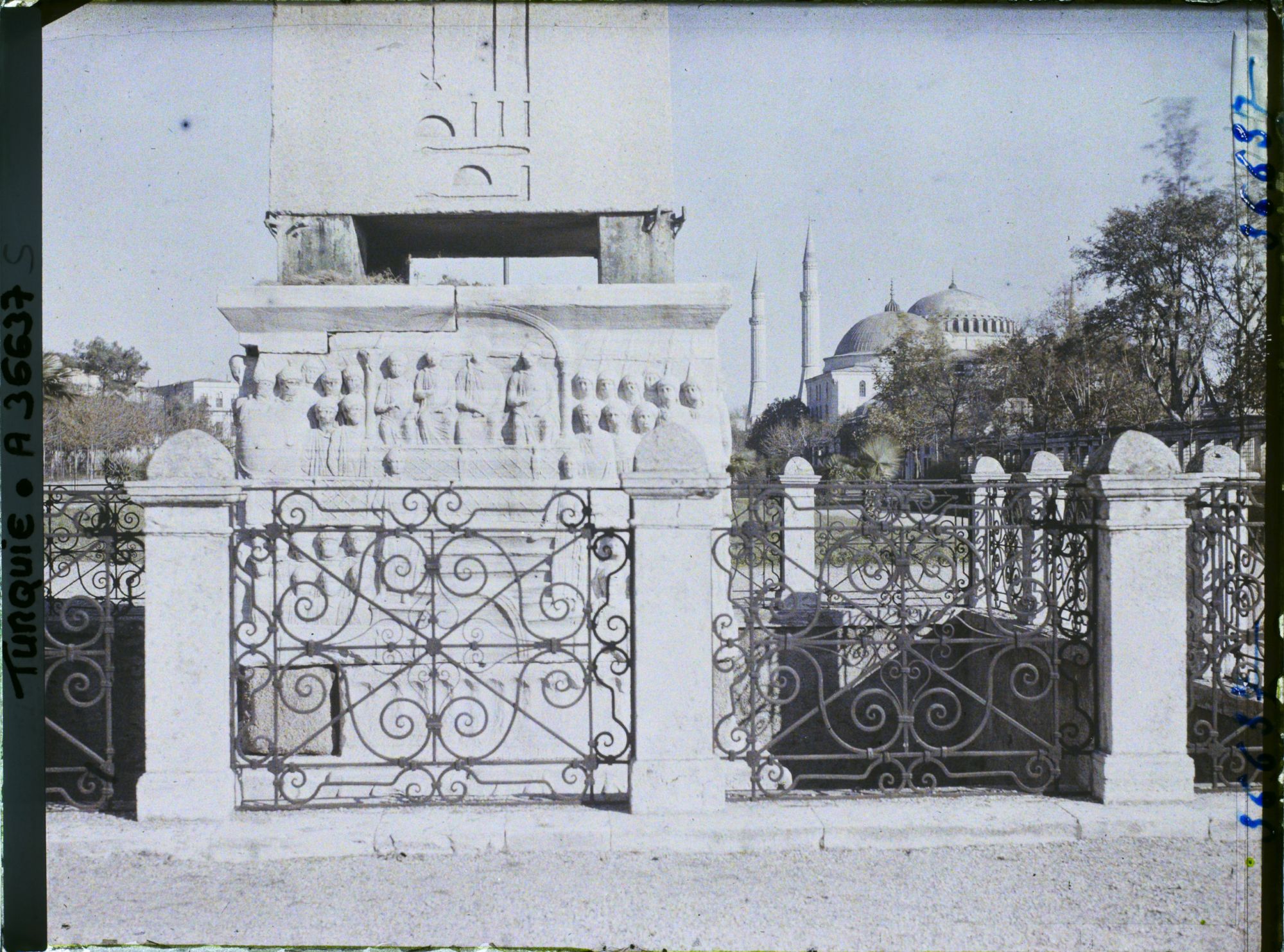 Image représentant Turquie, Constantinople , Socle de l'Obélisque de Théodose, face Sud, au fond Ste Sophie