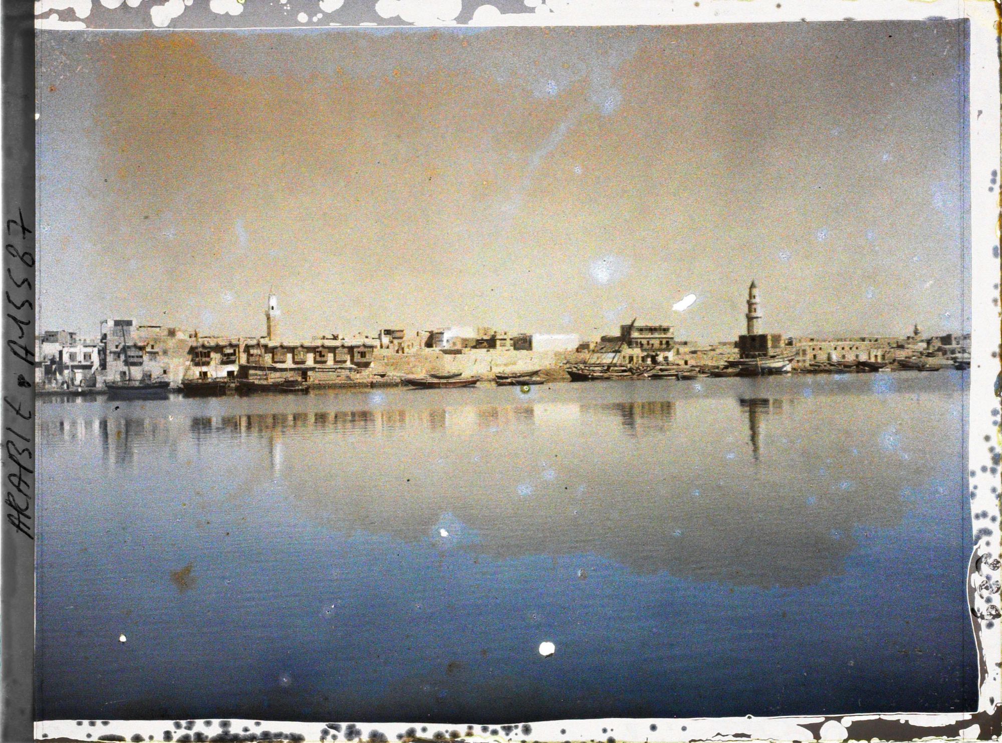 Image représentant La ville et le port vus de la mer Rouge