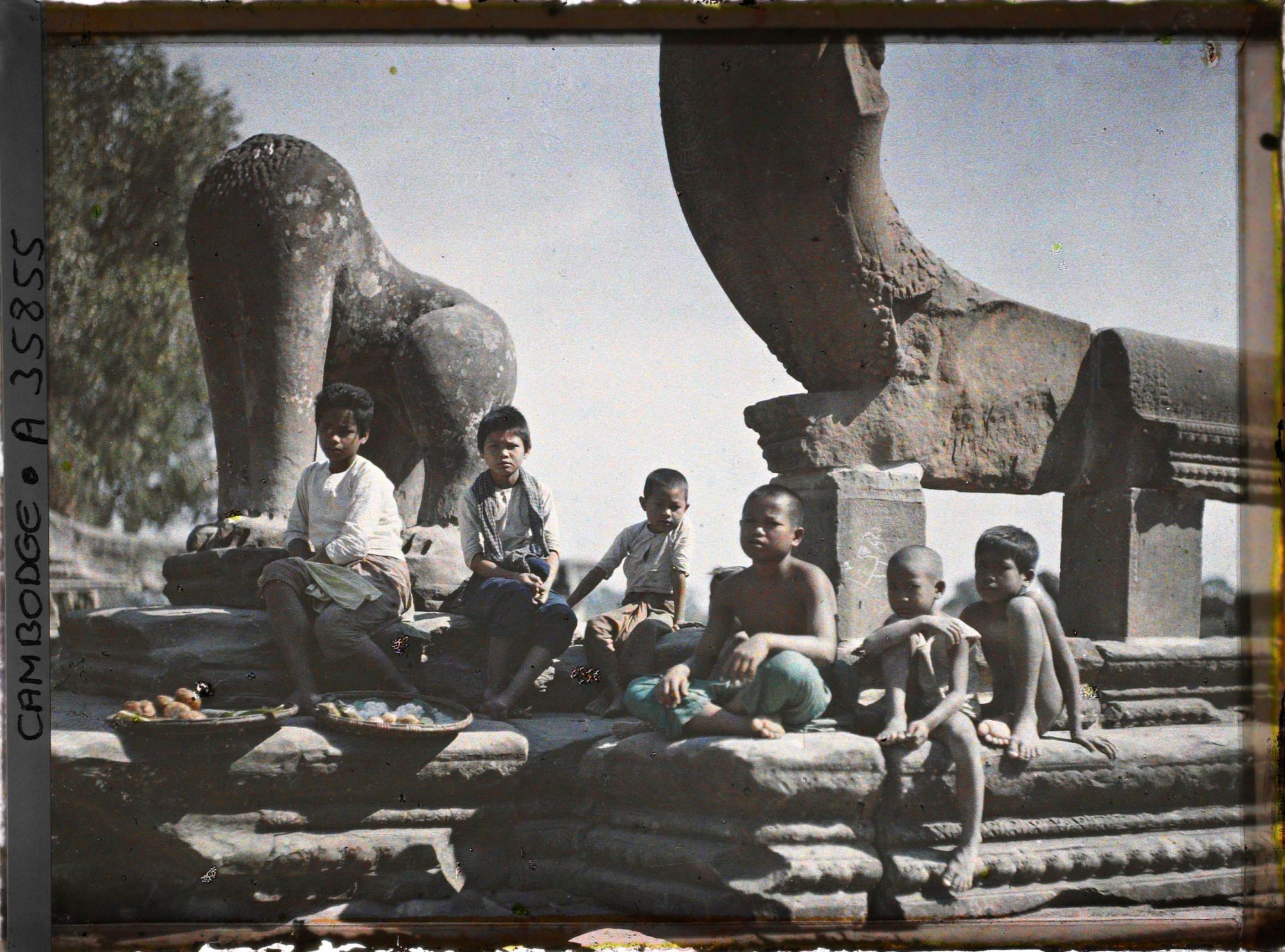 Image représentant Des enfants assis au pied de fragments de sculptures