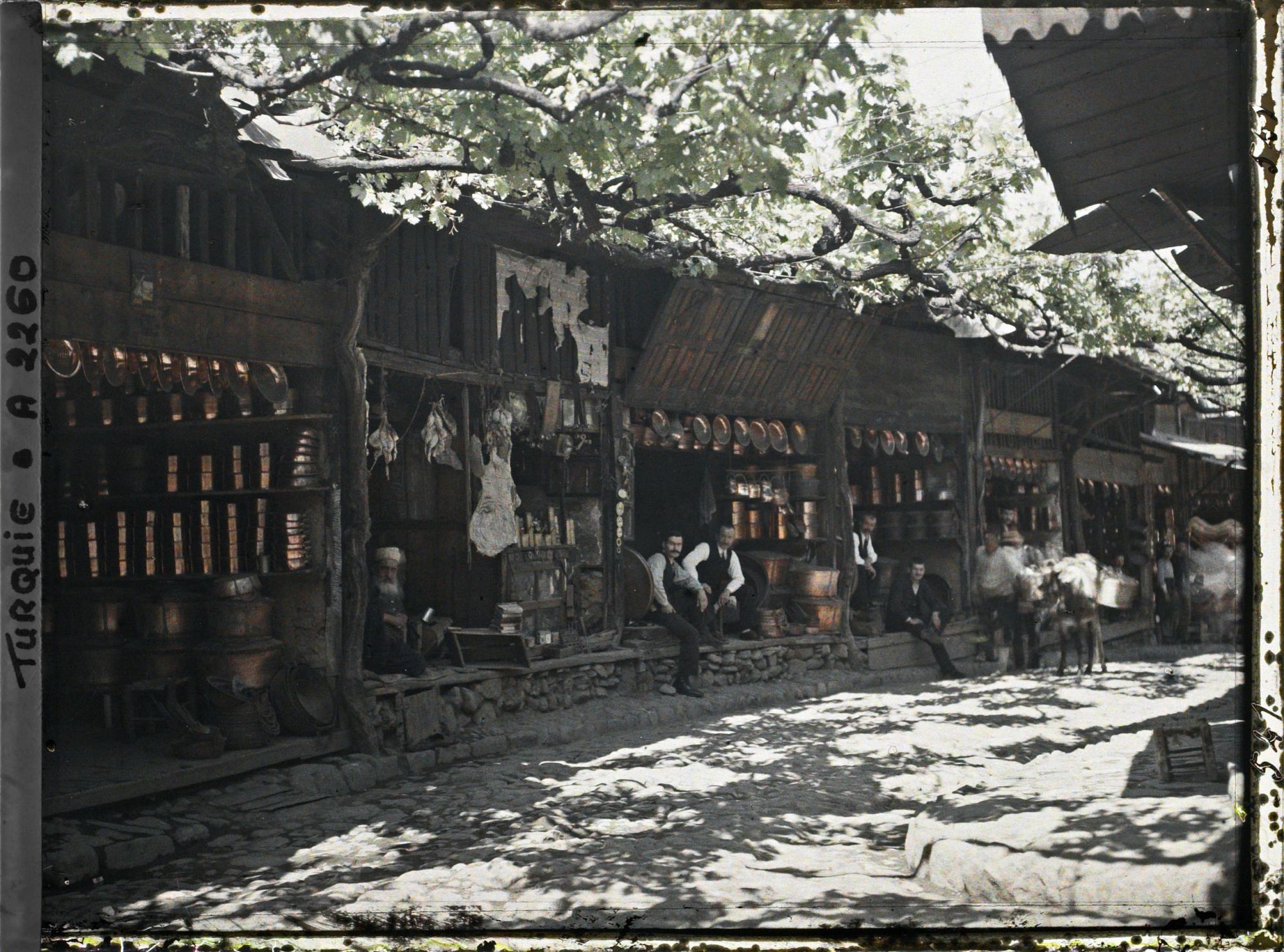 Image représentant Partie du bazar consacrée aux cuivres dans une rue recouverte de treilles