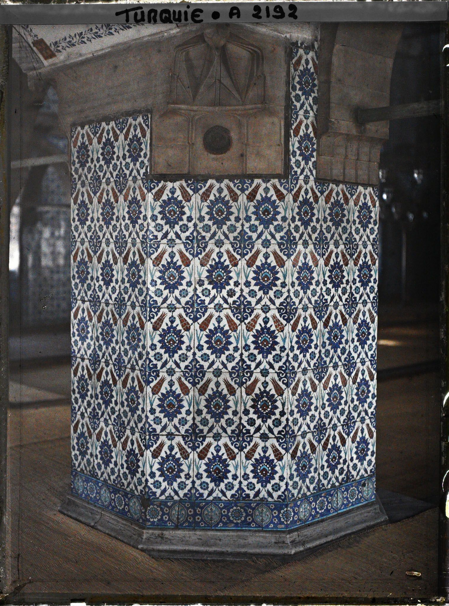 Image représentant Pilier orné de faïences et de  null muqarnas dans la Rustem Pasa Camii ("mosquée de Rustem Pasa")