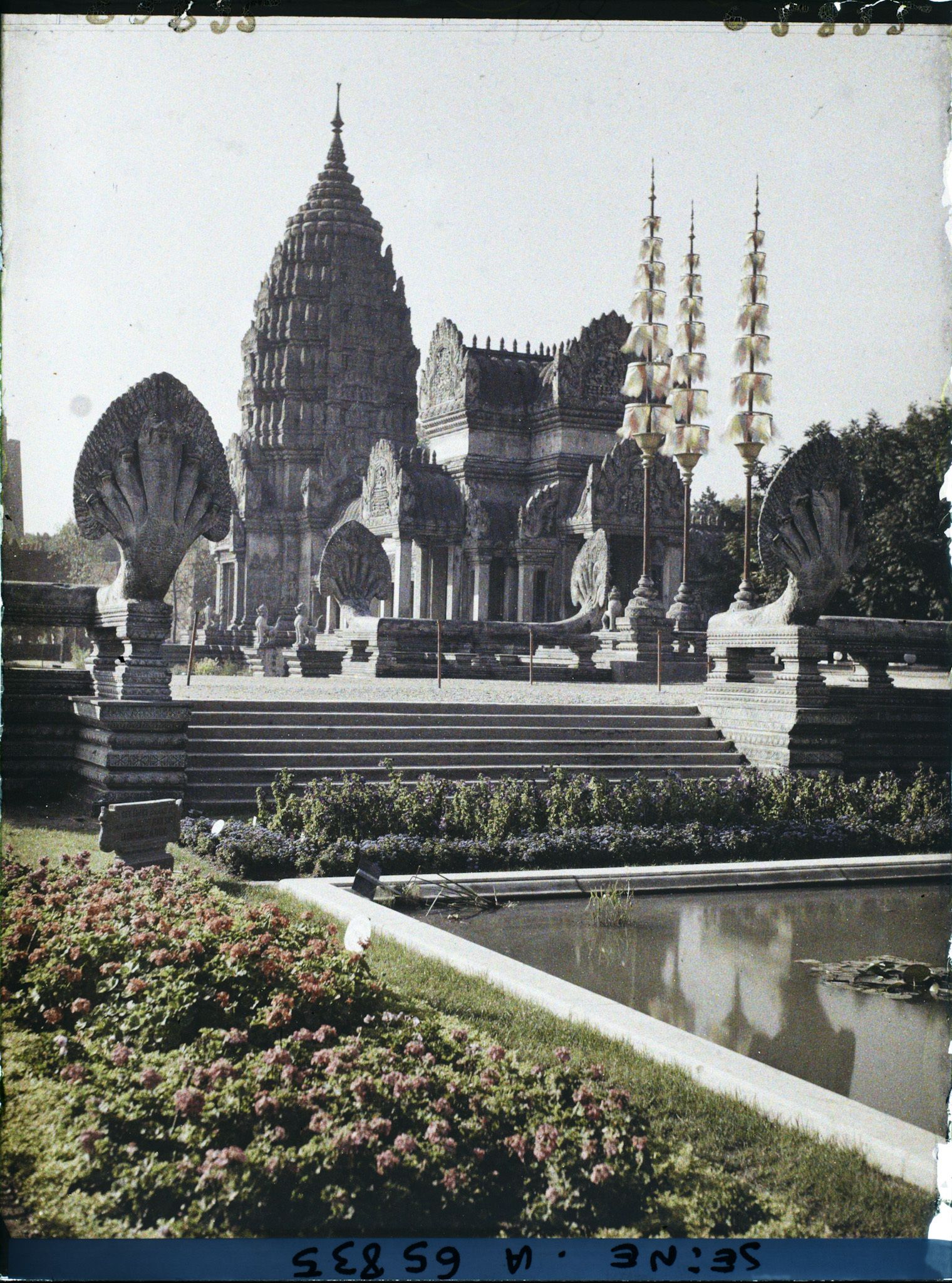 Image représentant L'Exposition Coloniale Internationale de 1931, le pavillon de gauche du temple d'Angkor Vat