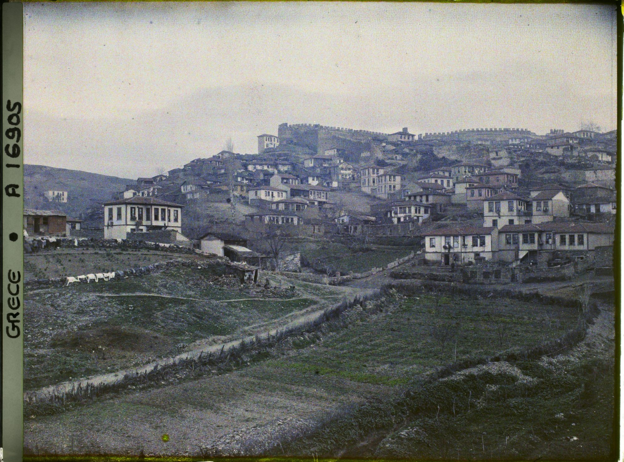 Image représentant Grèce, Salonique, Vue prise derrière les remparts