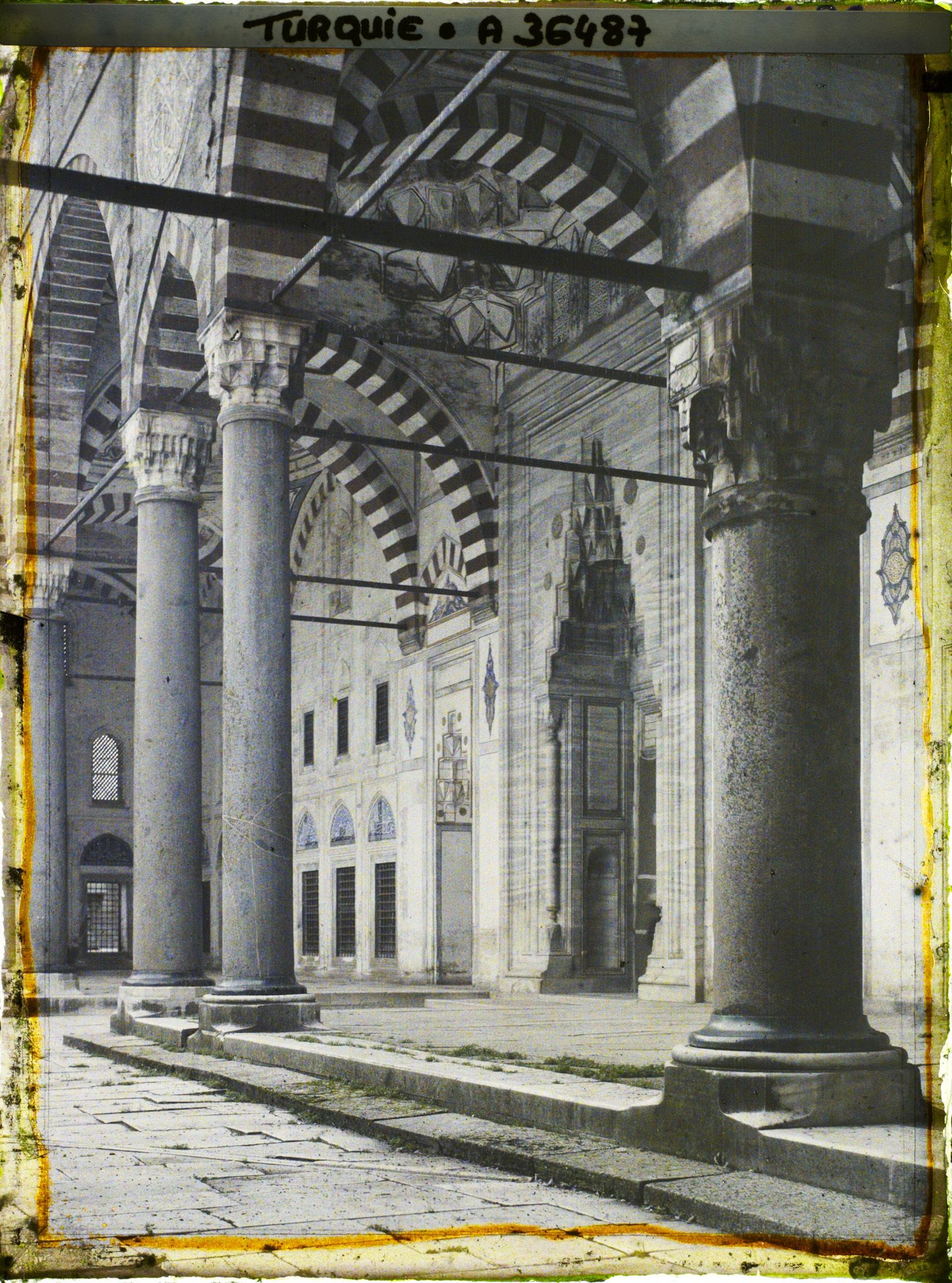 Image représentant Selimiye Camii (Grande Mosquée) : le portique intérieur et l'entrée de la mosquée