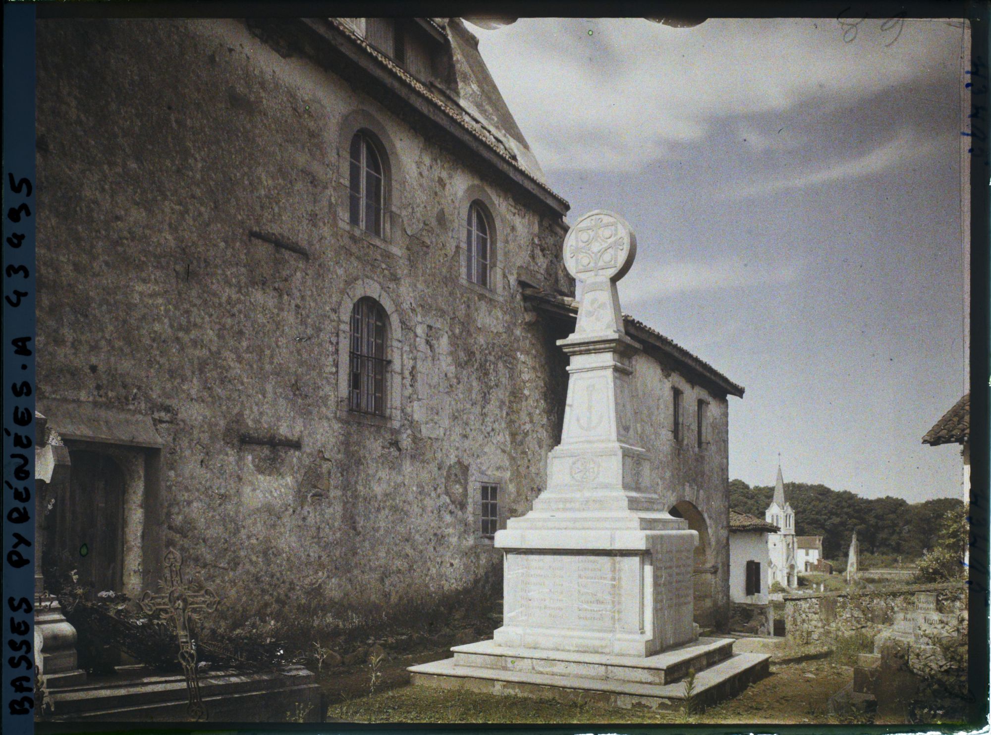 Image représentant France, Villefranque, Dans le Cimetière, le Monumt aux Morts