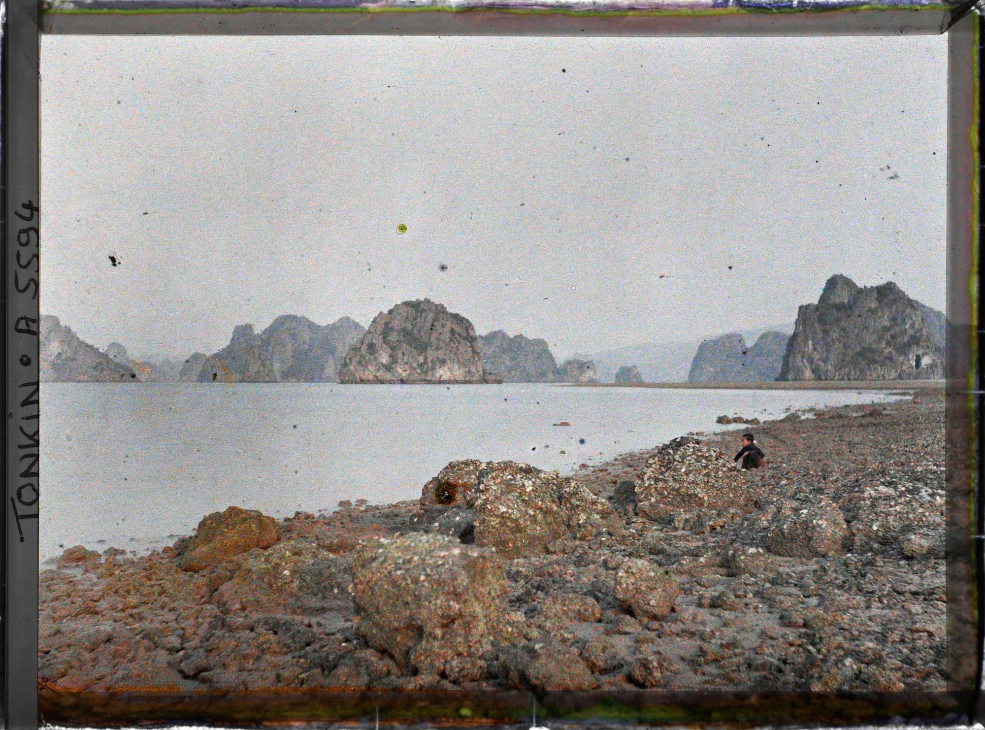 Image représentant Lever de soleil sur les rochers, devant le village de Cam-pha