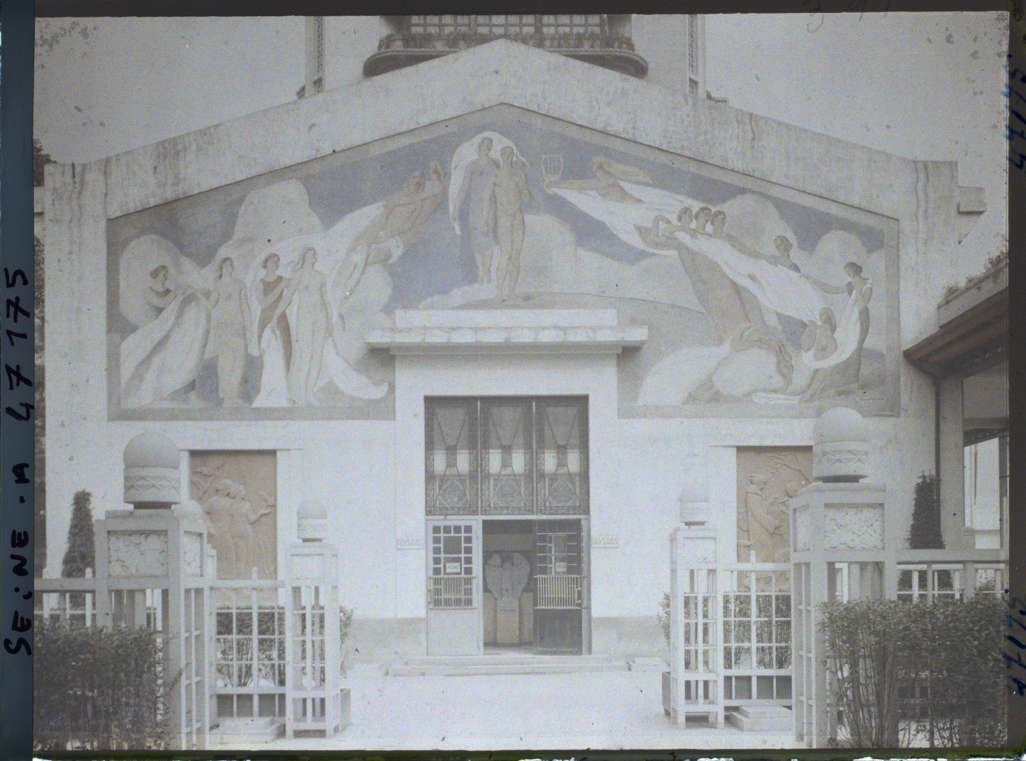 Image représentant L'Exposition des arts décoratifs, Galerie des sections étrangères, l'entrée de la section des Pays-Bas