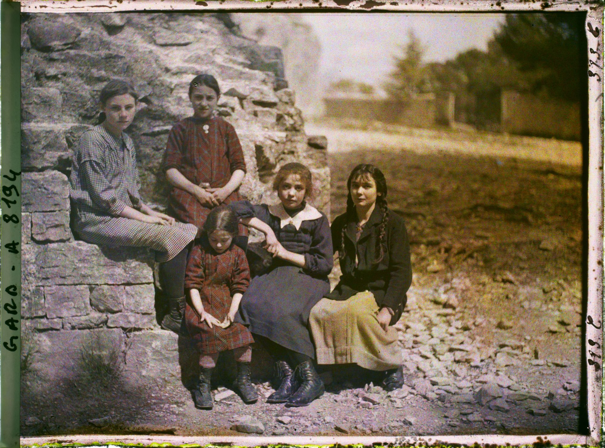 Image représentant Groupe de filles et de fillettes originaires de la région