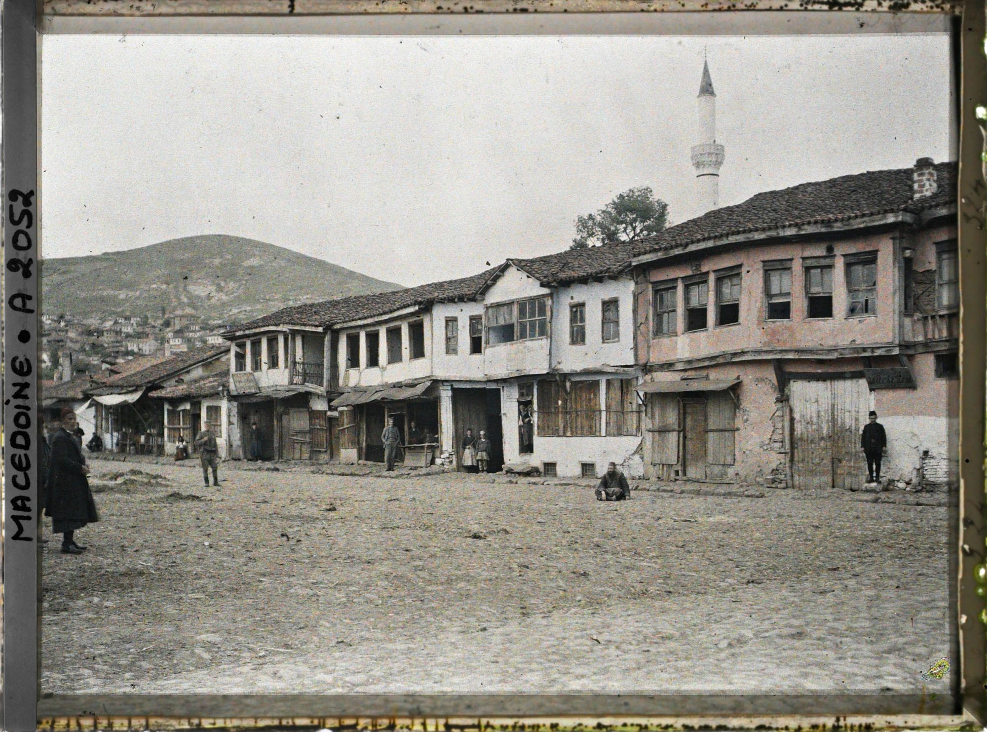 Image représentant Une place triangulaire auprès de laquelle se trouve le vieux hammam [Deboj]