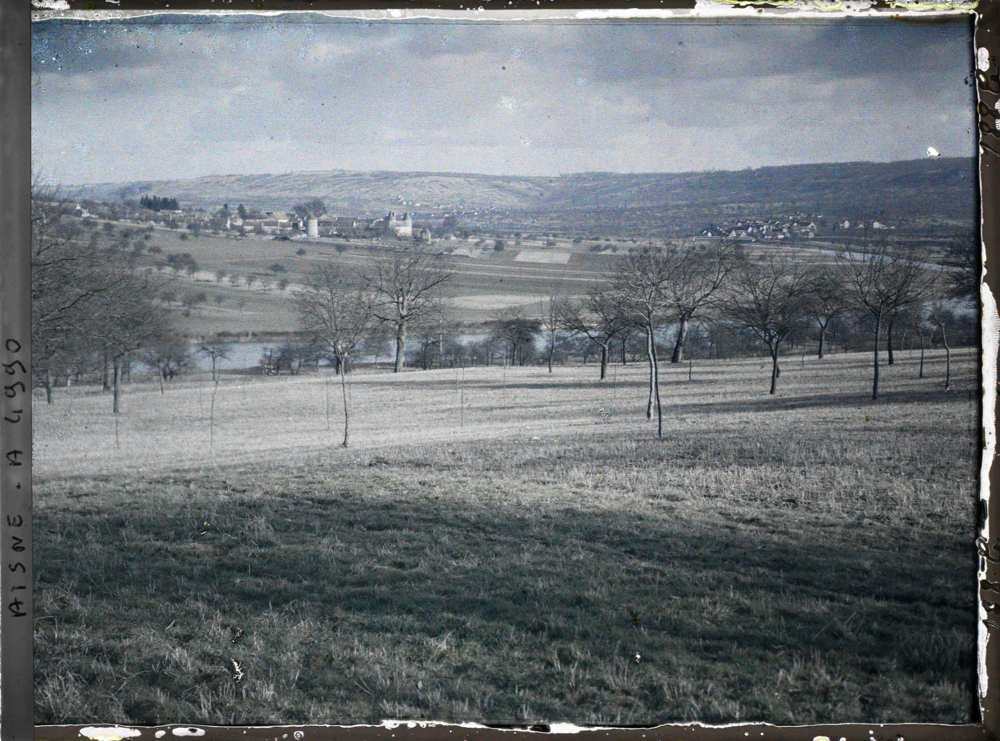 Image représentant Sur la rive droite de la Marne, Passy-sur-Marne et les tours de son château du XVIe siècle, Sauvigny sur la rive gauche et Courthiezy au loin