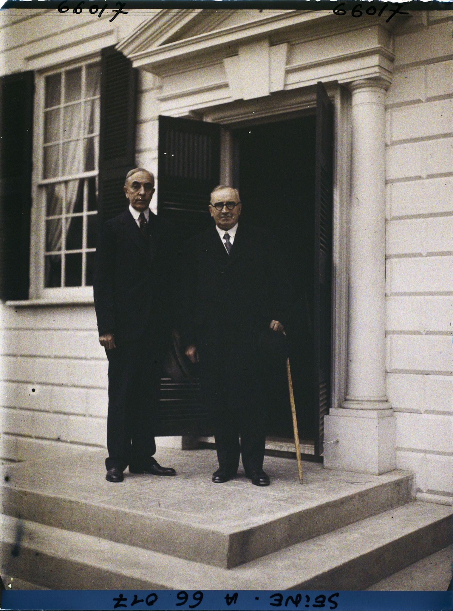 Image représentant L'Exposition Coloniale Internationale de 1931, Paul Claudel, ambassadeur de France aux États-Unis, sur le perron de la maison de Georges Washington ou maison du Mount Vernon