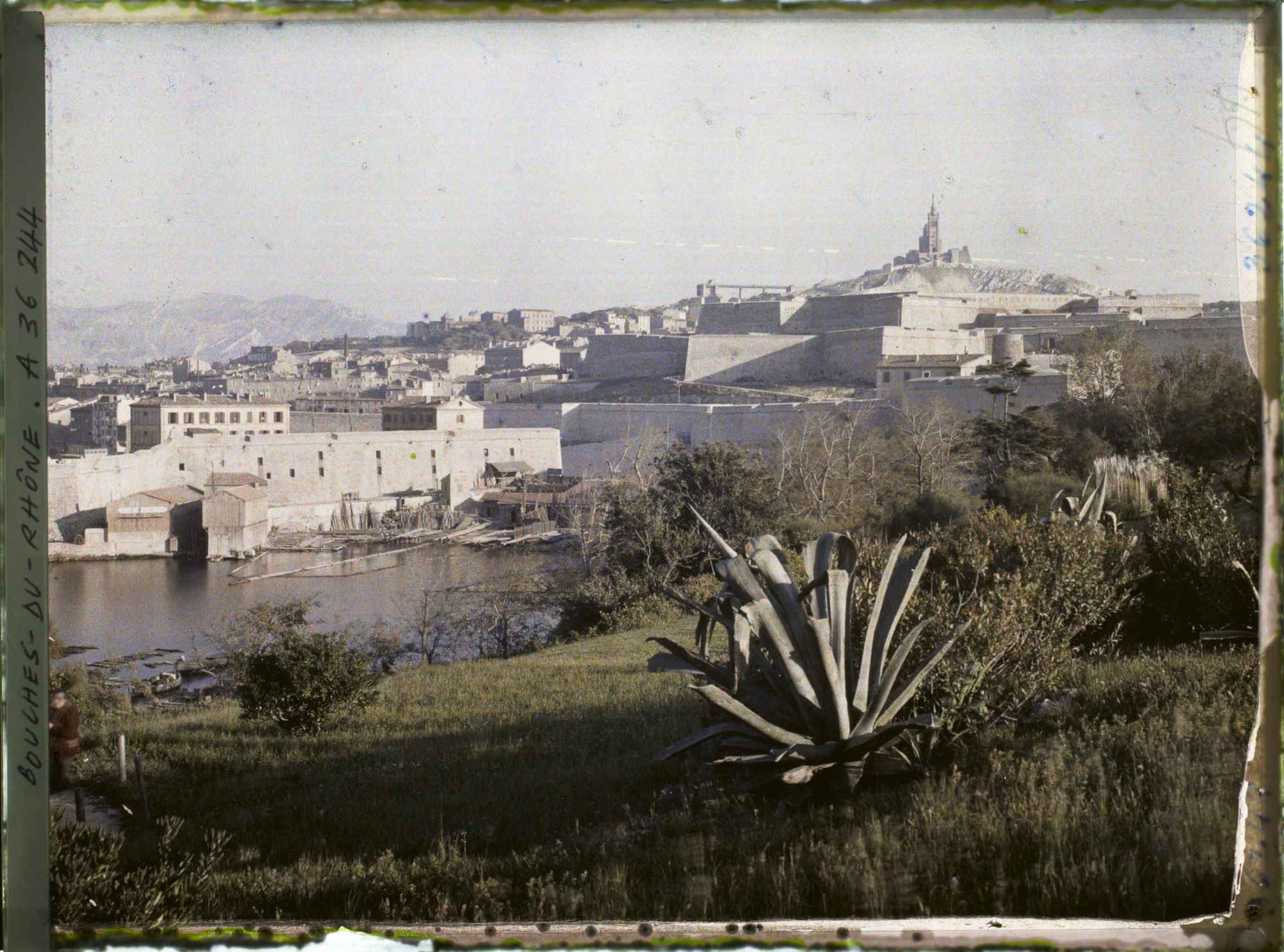 Image représentant Notre-Dame de la Garde, vue prise du parc du Pharo