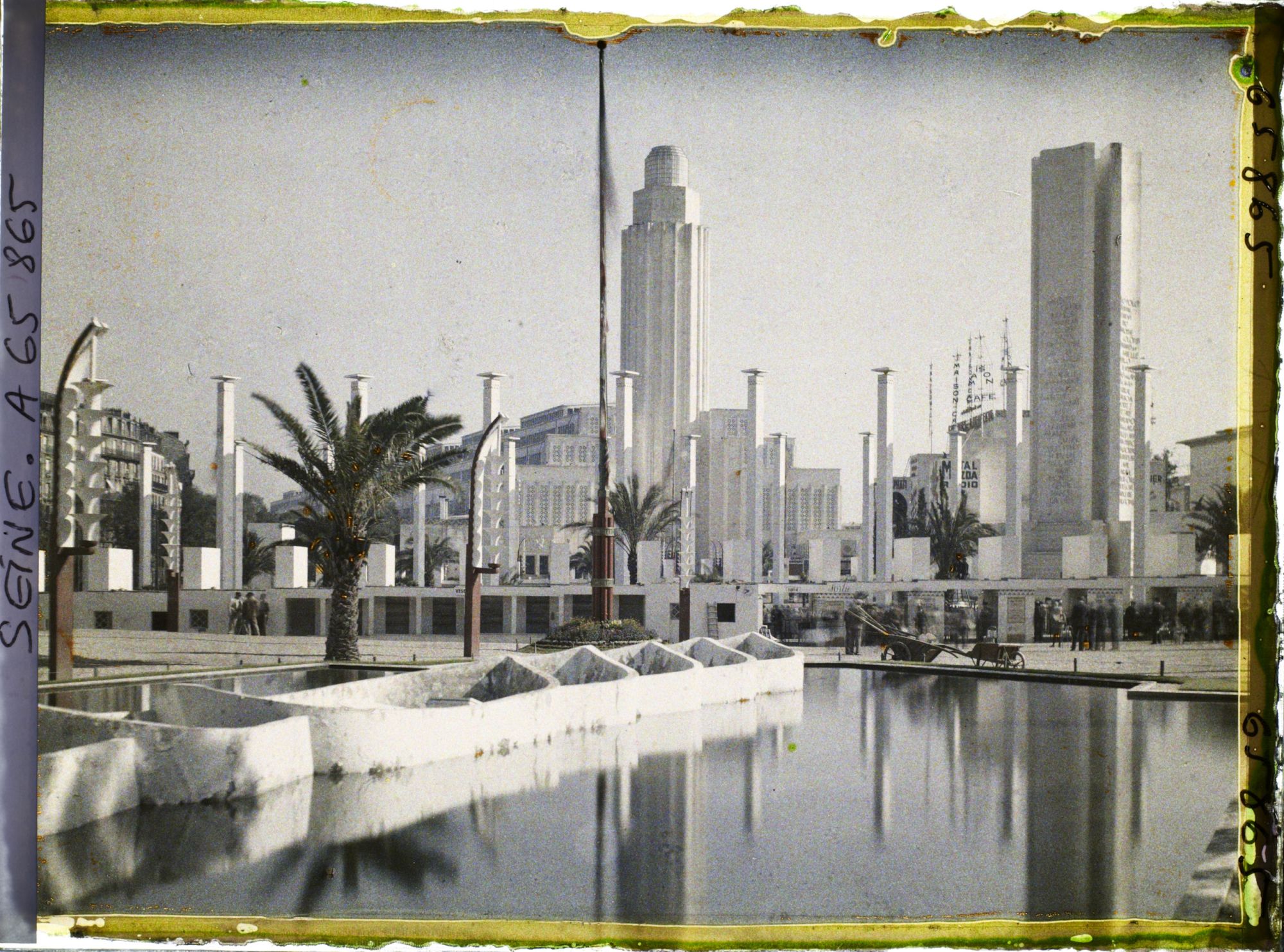Image représentant L'Exposition Coloniale Internationale de 1931, l'entrée avec le palais des groupes industriels de la section métropolitaine et la fontaine de la porte d'honneur
