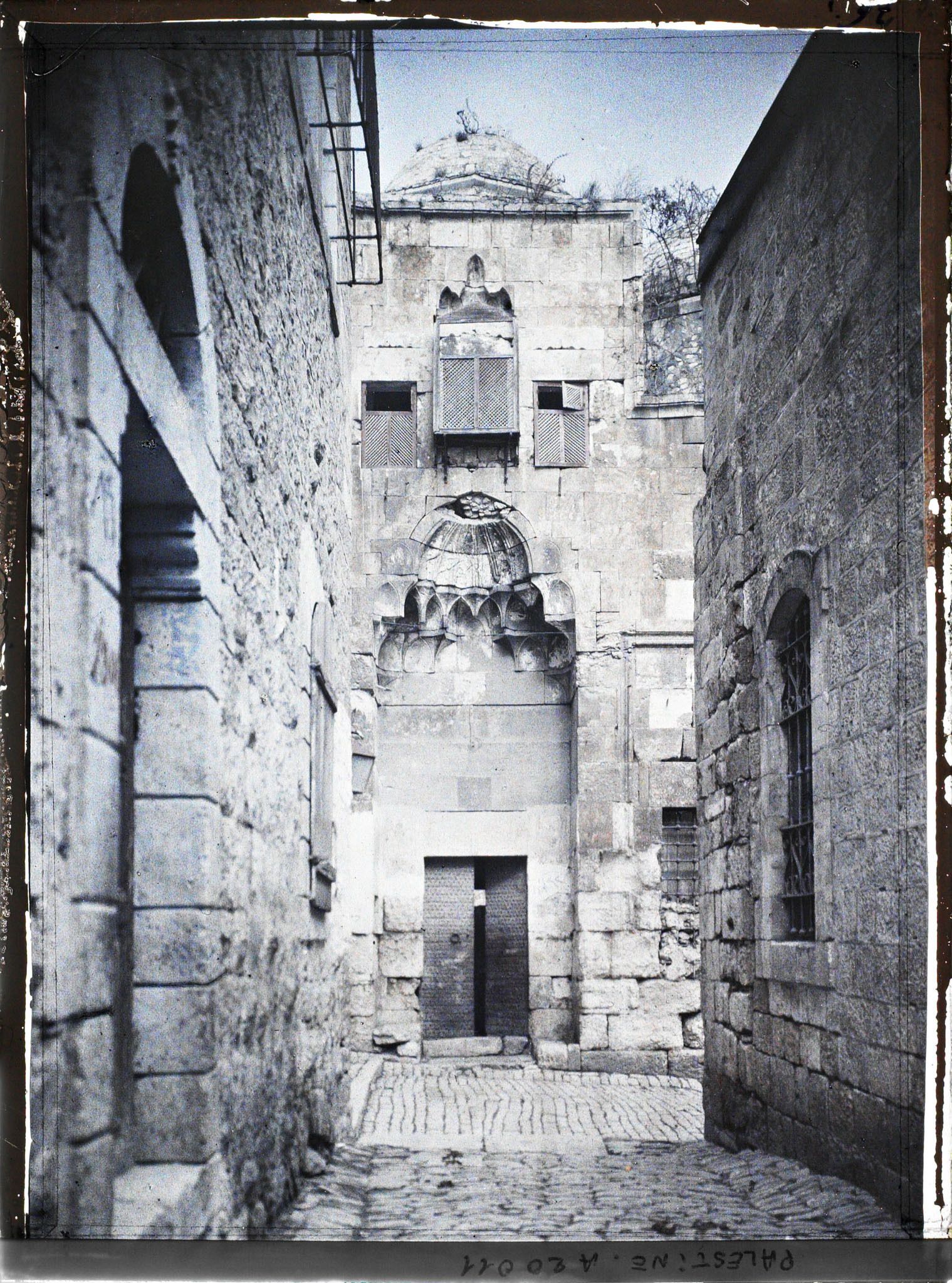 Image représentant Porte de la madrasa Al-Kilaniyya prise depuis la ruelle Aqabat Abu Madyan qui débouche sur la rue Tariq Bab Al-Silsila