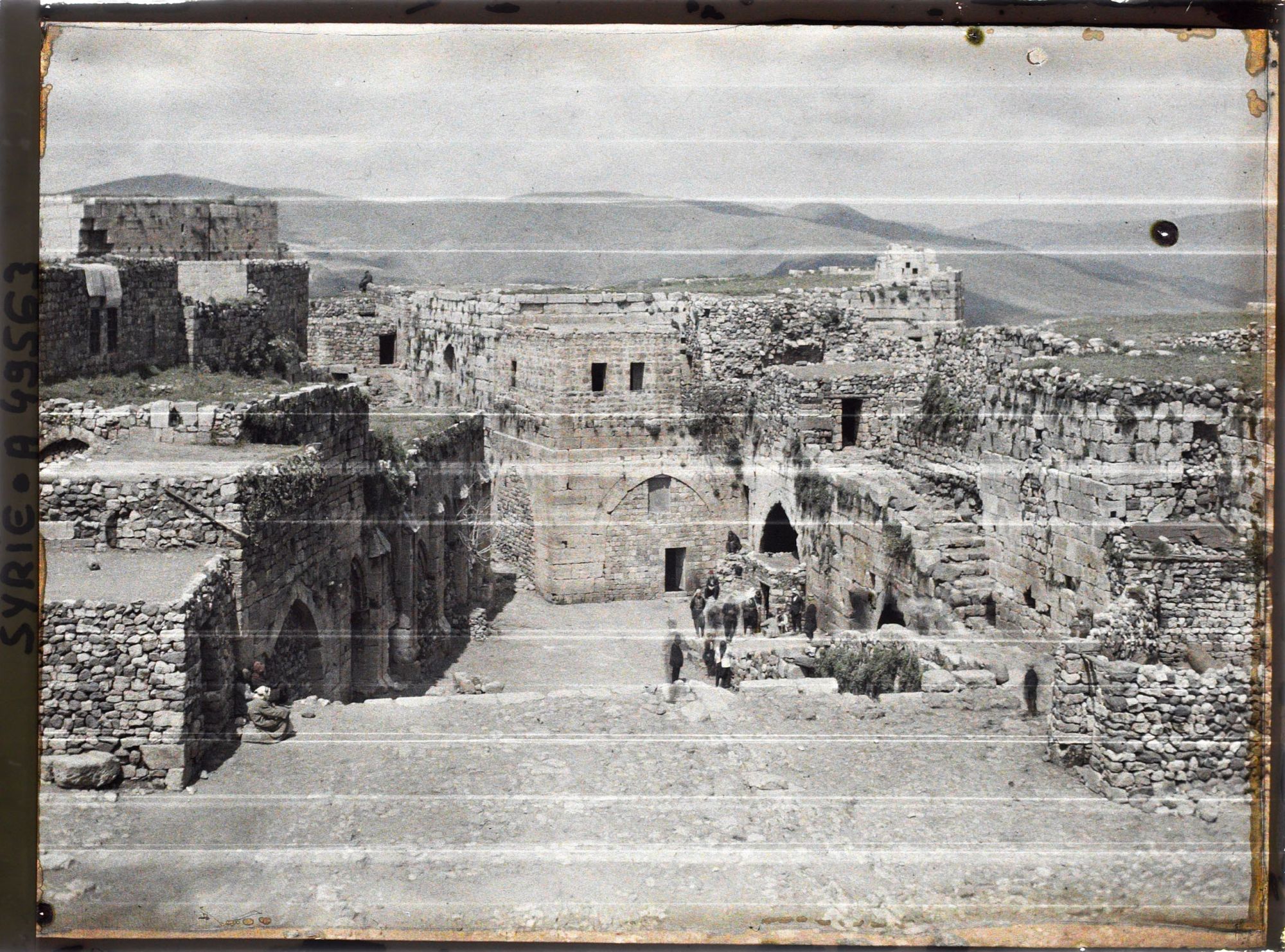 Image représentant La cour vue du sud en direction du nord